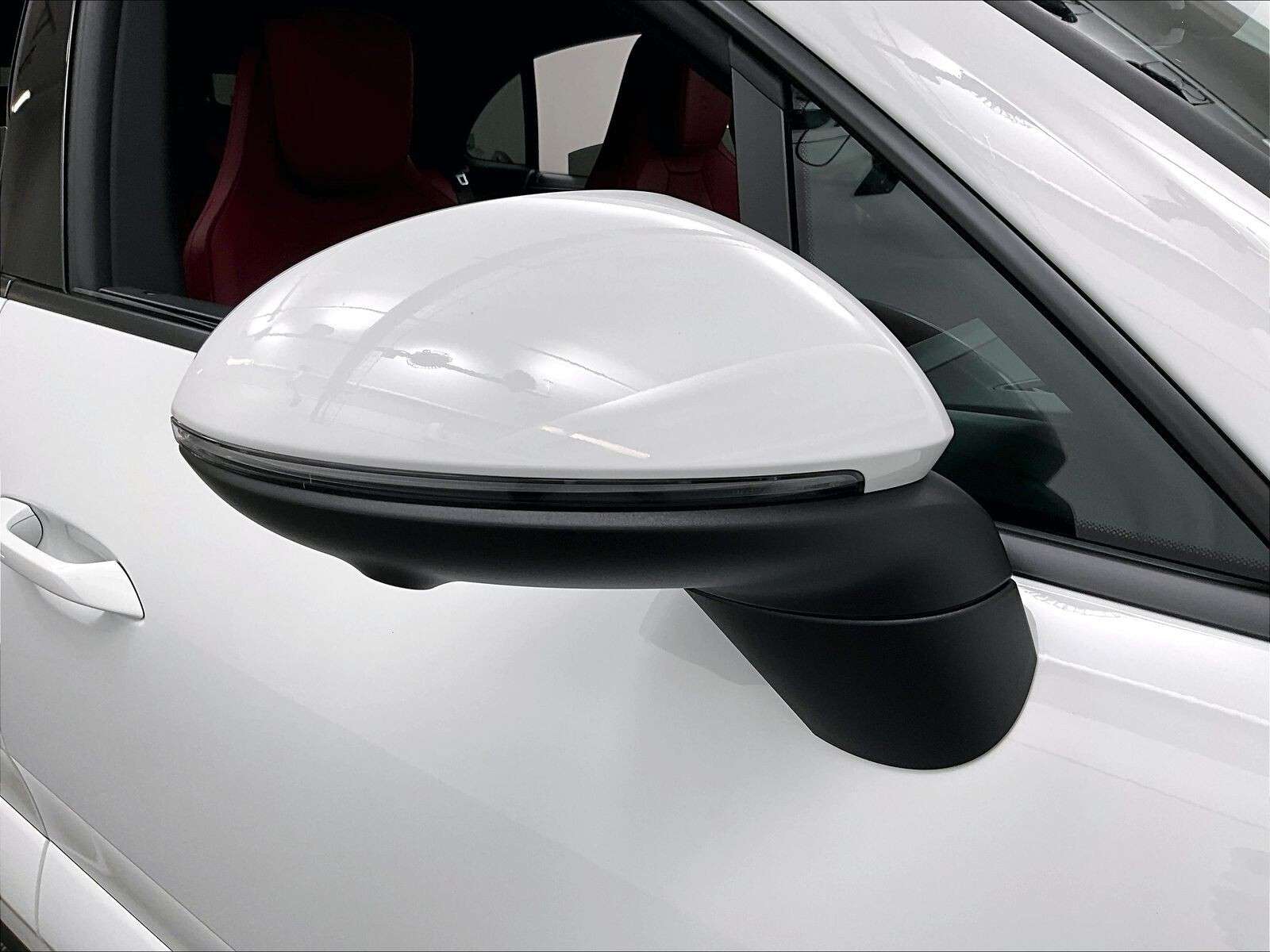 2026 Porsche Macan 4 Electric thumb 33