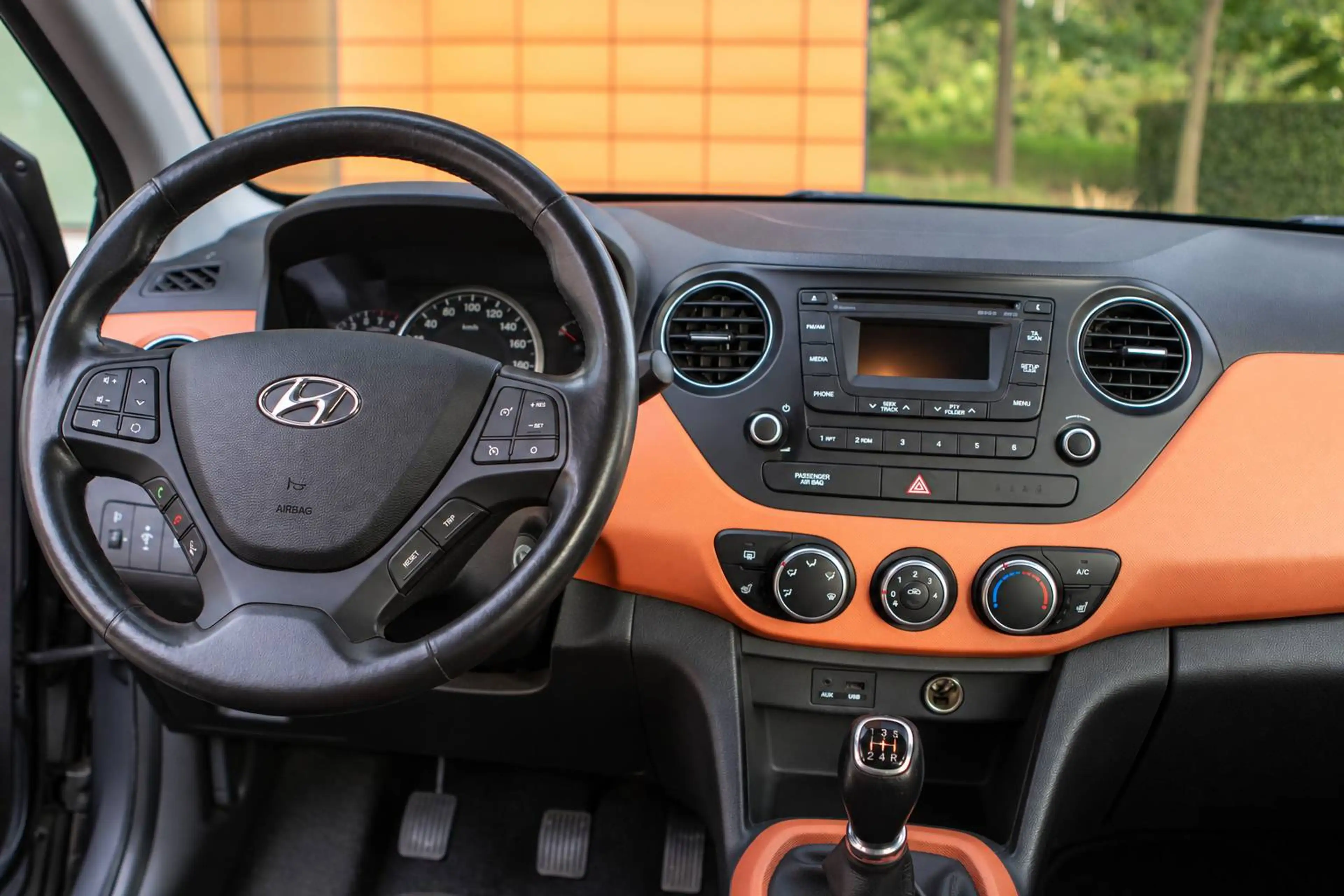 Hyundai i10 - 1.2i Joy - Heated Seats - Clim - Cruise Control — photo 15