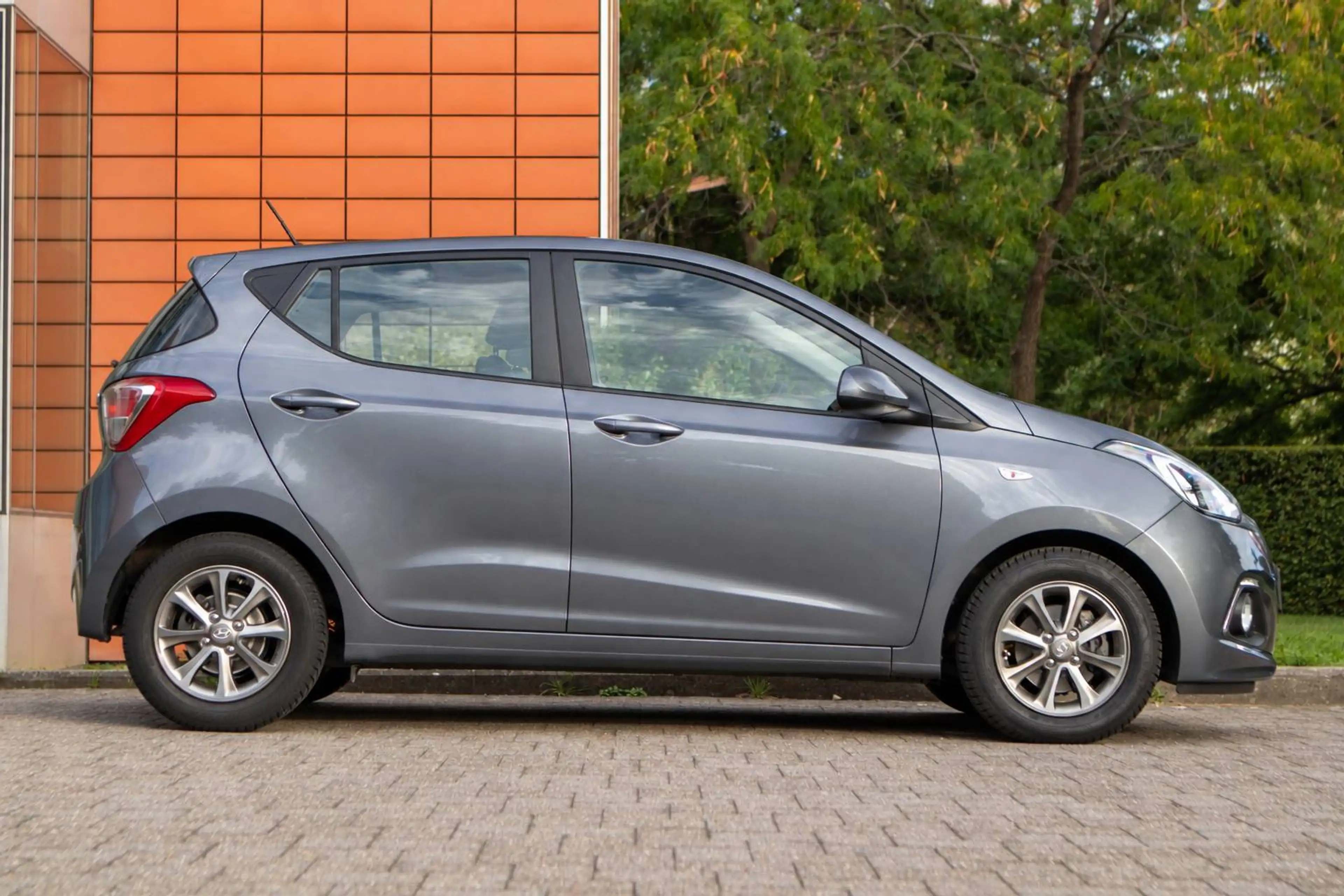 Hyundai i10 - 1.2i Joy - Heated Seats - Clim - Cruise Control — photo 5