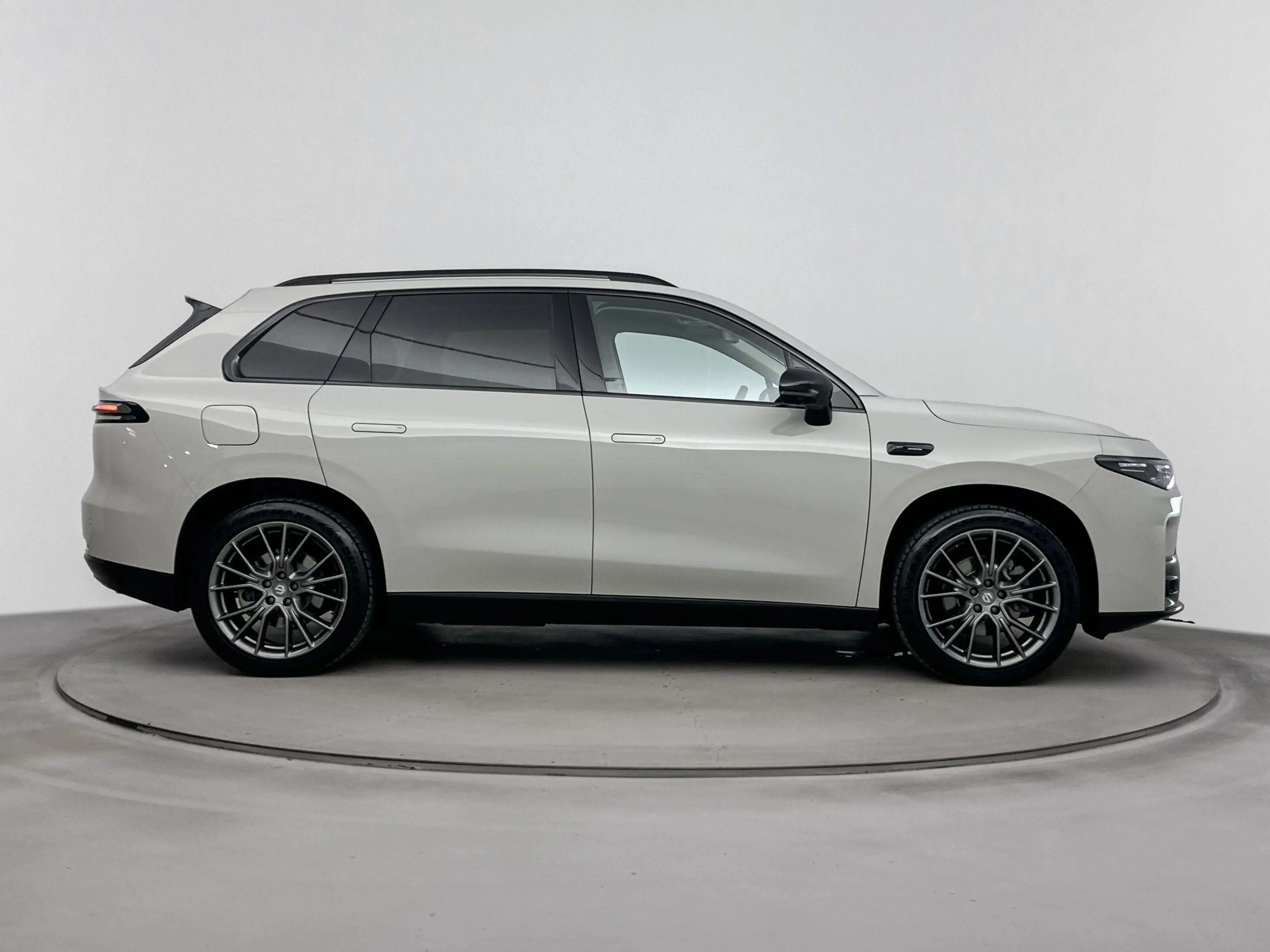 Leapmotor C10 215pk Plug-In 28.4 kWh Design | 974km WLPT Gecombi — photo 11