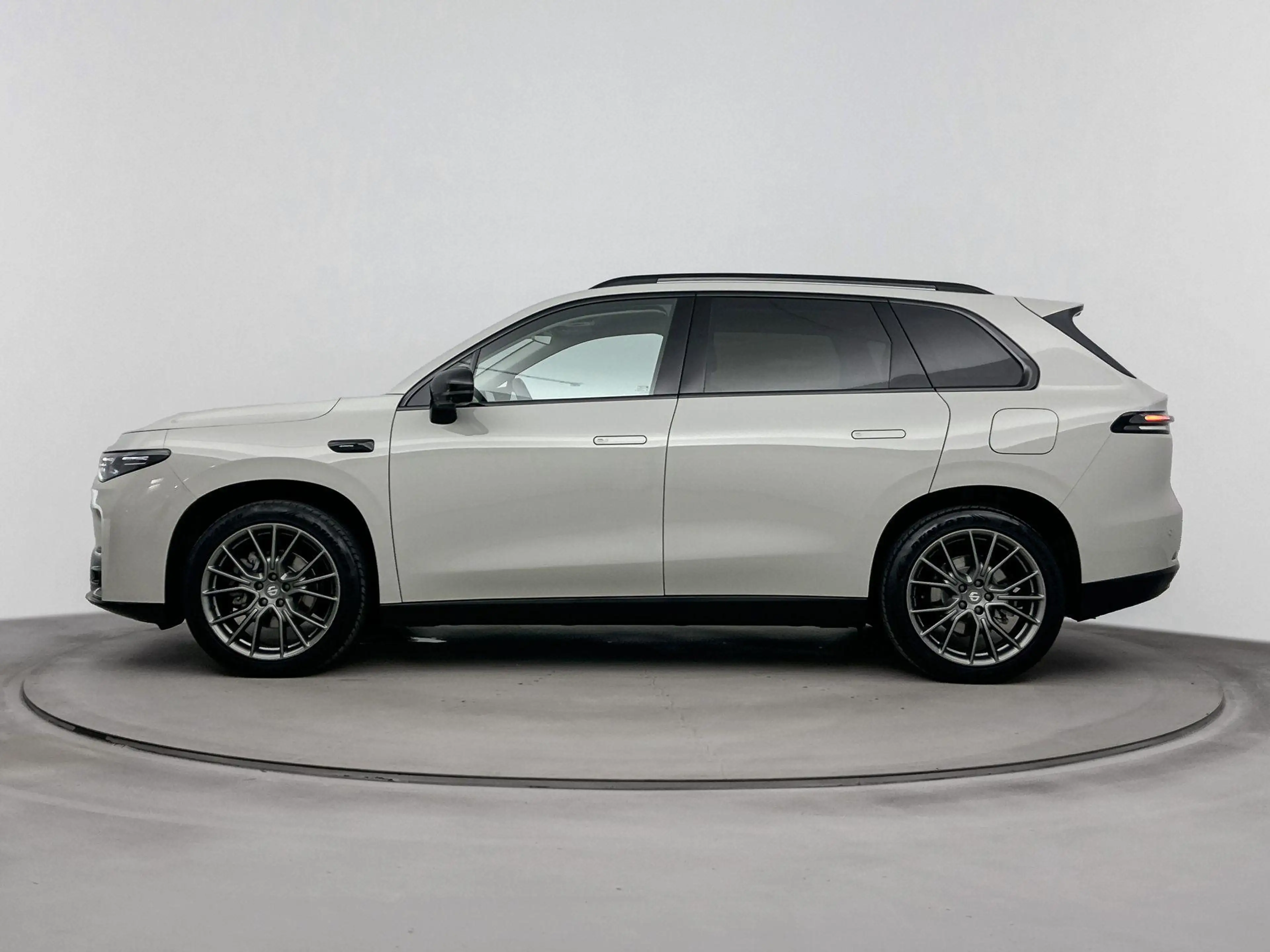 Leapmotor C10 215pk Plug-In 28.4 kWh Design | 974km WLPT Gecombi — photo 2