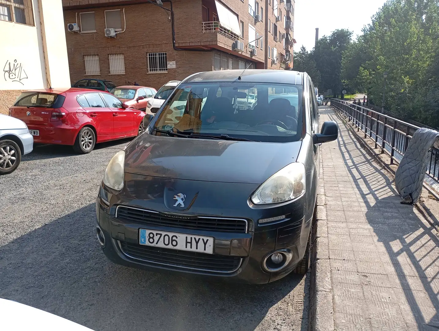 Peugeot Partner Tapee 1.6HDI 92 cv 5p Gris - 2