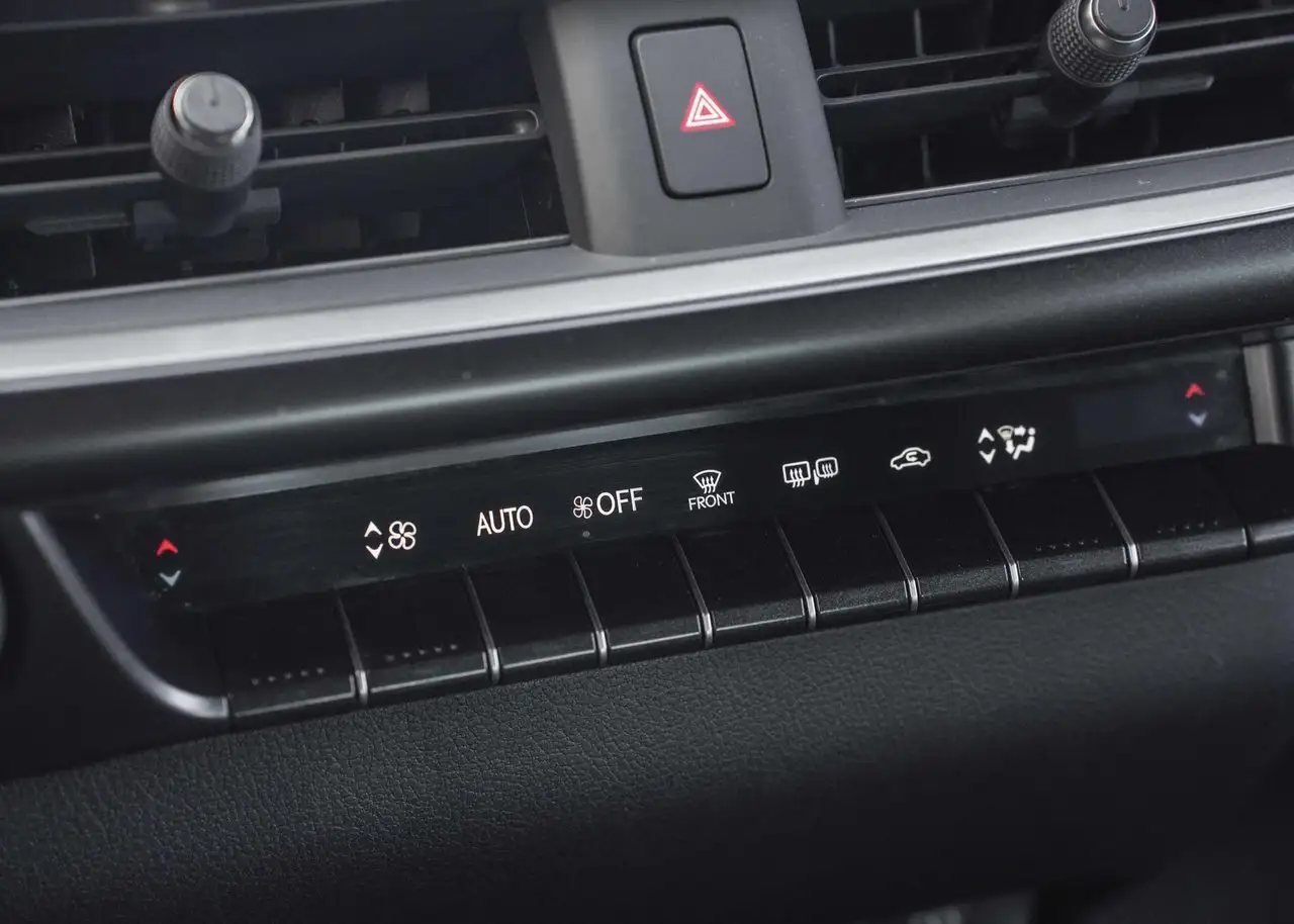 Lexus UX снимка Lexus UX