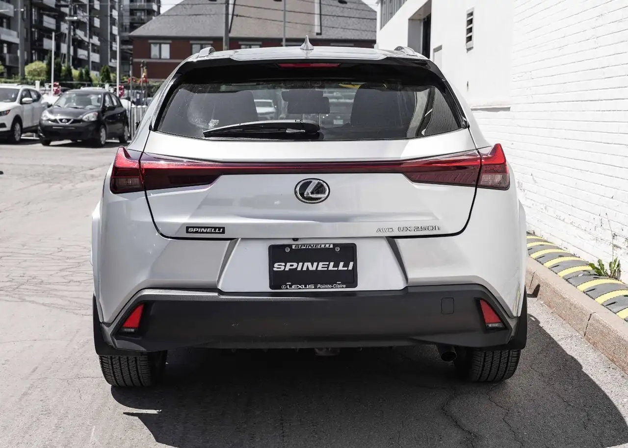 Lexus UX снимка Lexus UX