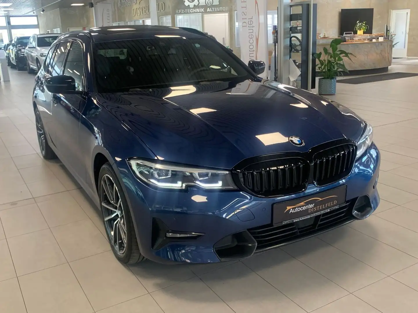 BMW 320 d Sport Line Autom. H&K DAB Navi Kamera AHK DAB Blau - 1
