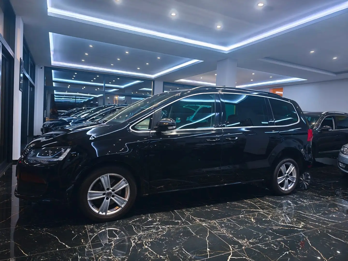 Volkswagen Sharan Comfortline BMT NAVI RFK PDC SHZ 7-SITZE Černá - 2