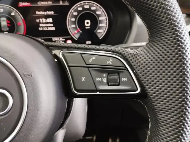 Audi Q2 view 18