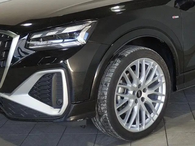 Audi Q2 view 6