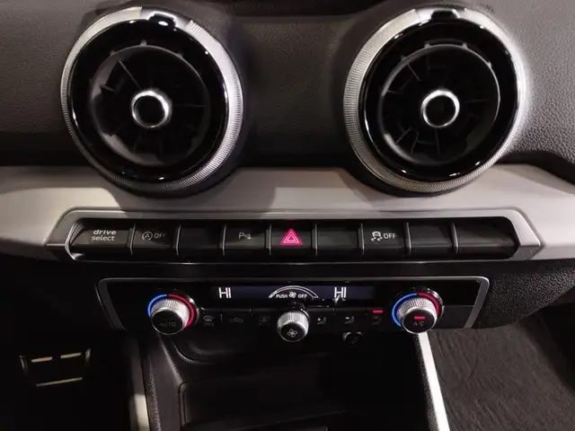 Audi Q2 view 12
