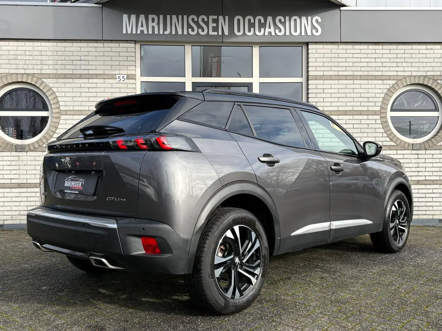 Peugeot 2008 1.2 PureTech GT-Line |Pano,DigDash,Keyless| Grau - 2