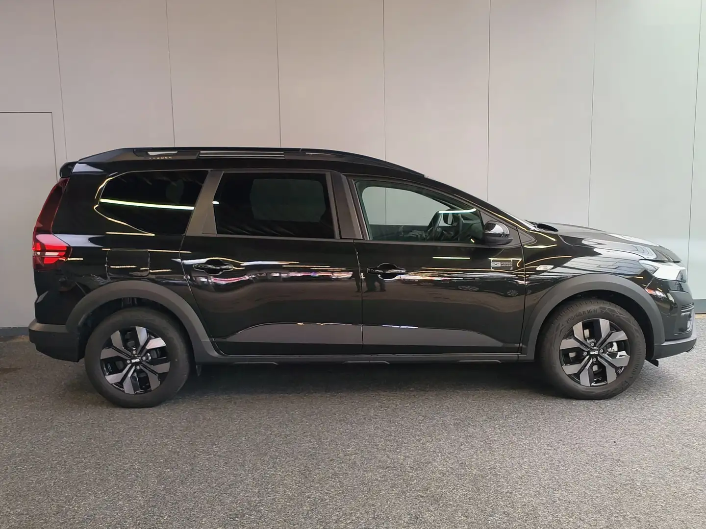 Dacia Jogger 1.6 Hybrid 140 Expression 7persoons uit 2025 Rijkl Noir - 2