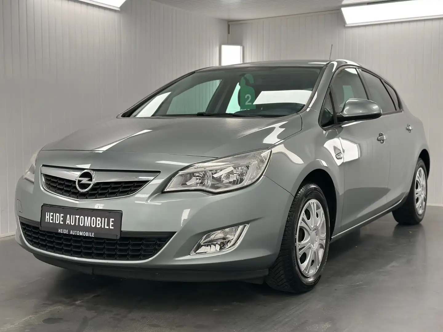 Opel Astra J Lim. Design Edition Ahk Klima Alles neu Silber - 1