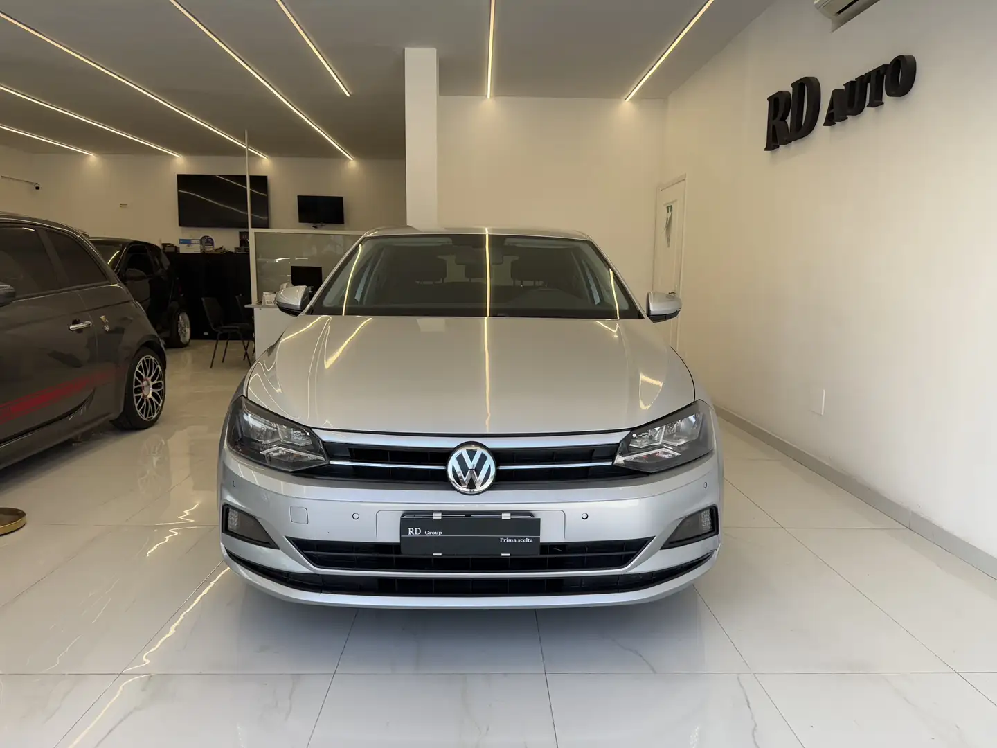 Volkswagen Polo 5p 1.0 mpi Comfortline 75cv okneopatentati Gris - 2