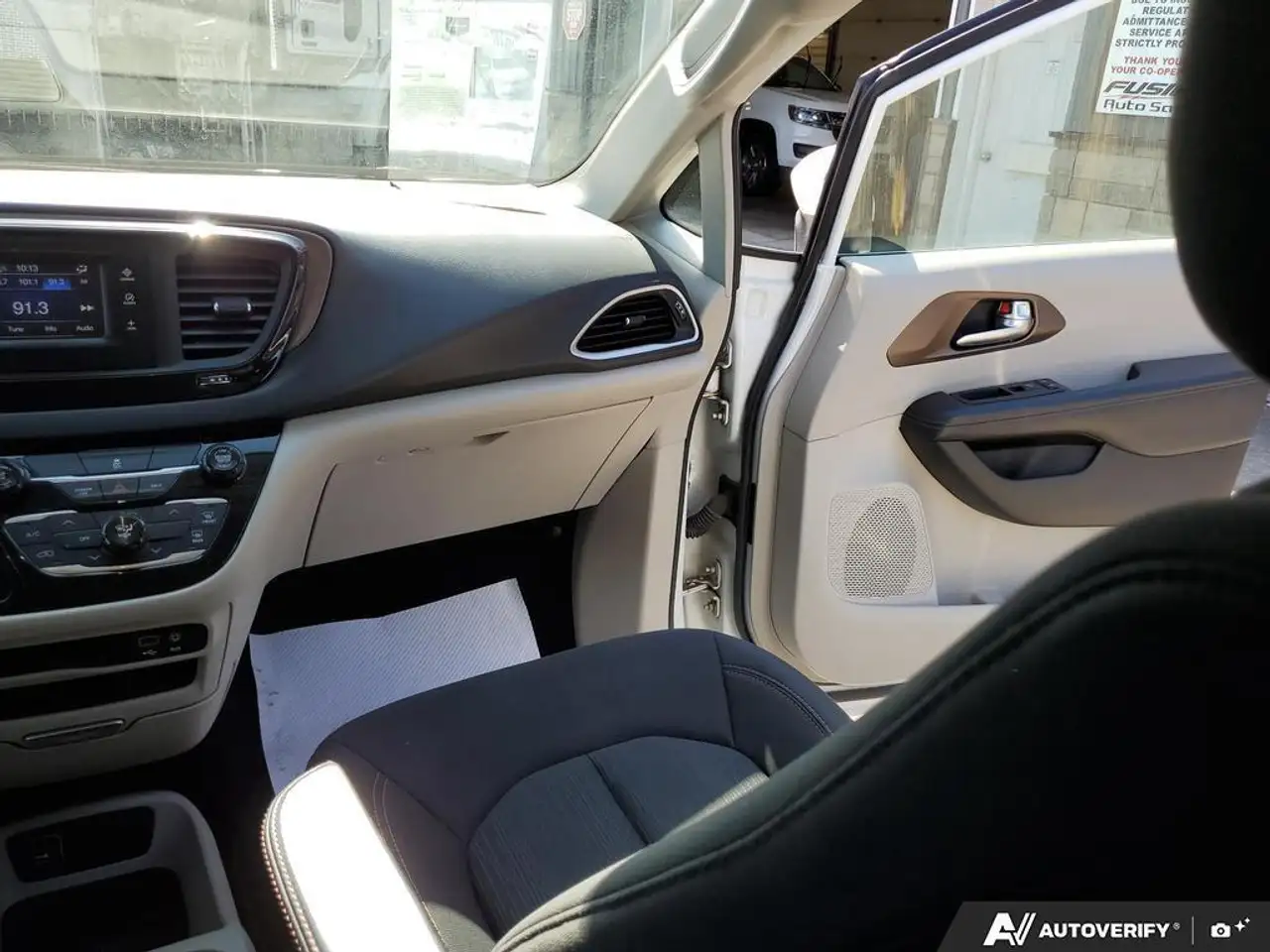 Chrysler Pacifica photo Chrysler Pacifica