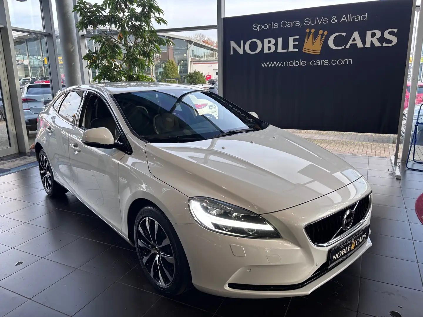 Volvo V40 Linje Svart LED NAV SHZ PDC RFK ALU Weiß - 1