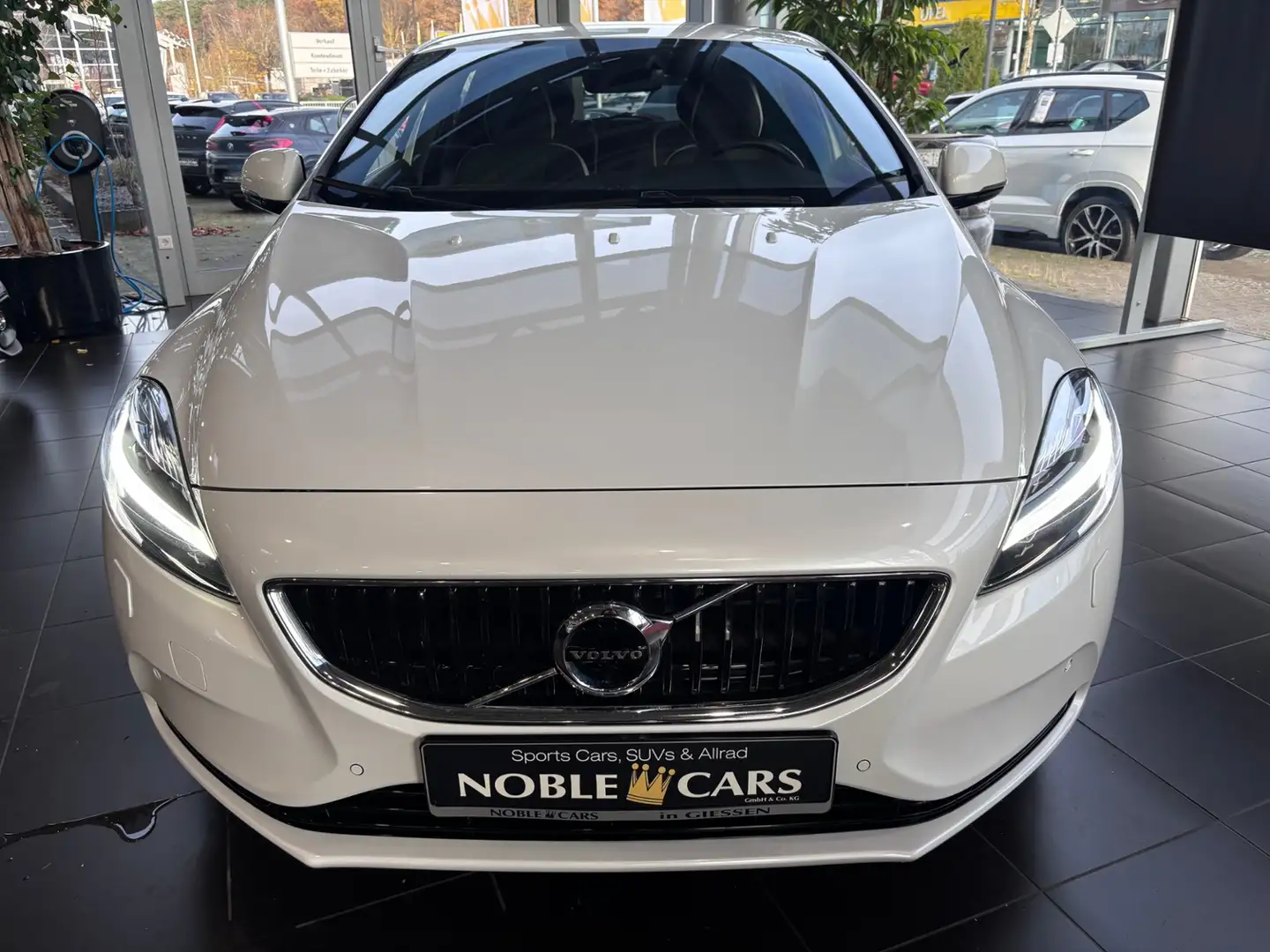 Volvo V40 Linje Svart LED NAV SHZ PDC RFK ALU Weiß - 2