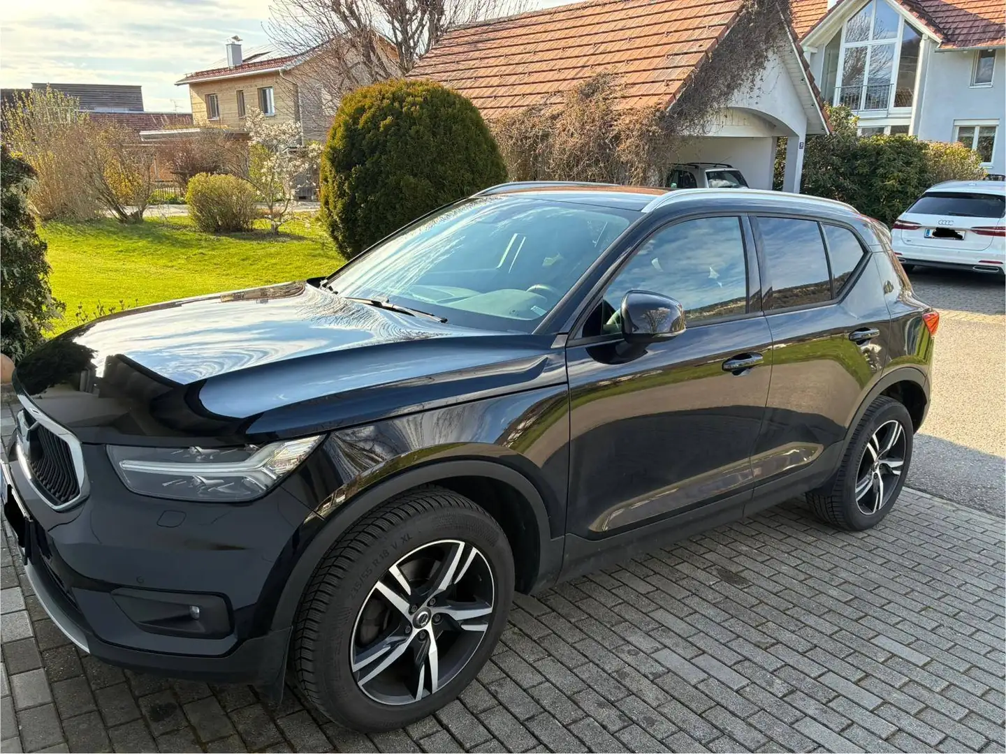 Volvo XC40 XC40 D4 Momentum AWD Geartronic Momentum Schwarz - 1