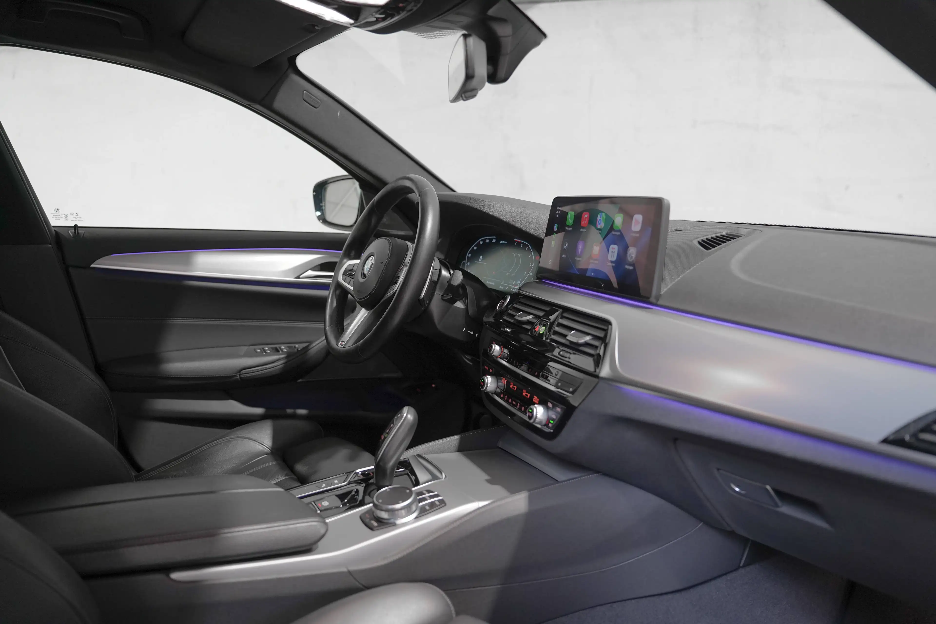 BMW 545 e✖ PACK M 50 YEARS EDITION | APPLE CARPLAY | HARMAN KARDON | M5 WHEELS | CUIR | TVA ✔ — photo 3