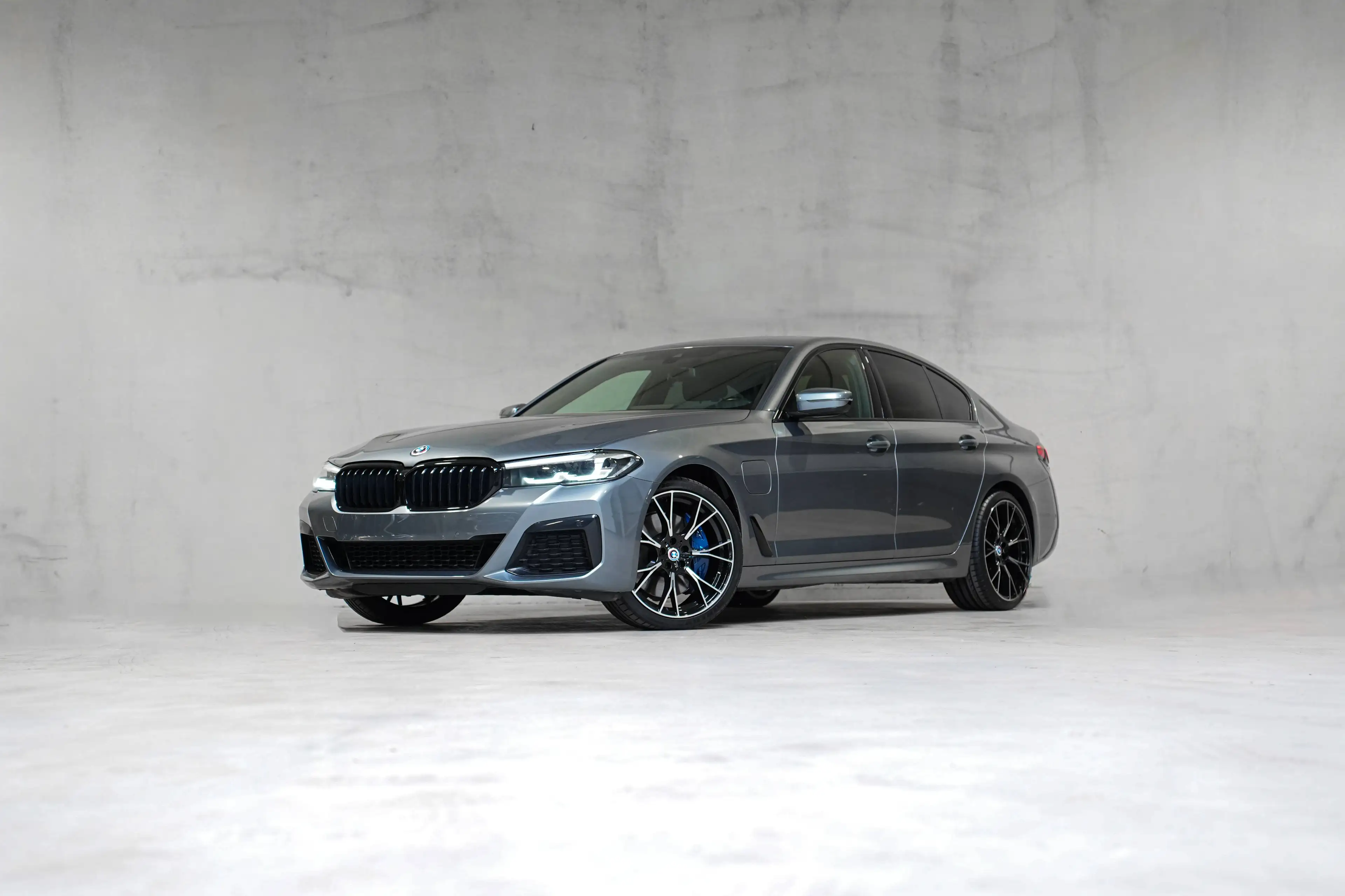 BMW 545 e✖ PACK M 50 YEARS EDITION | APPLE CARPLAY | HARMAN KARDON | M5 WHEELS | CUIR | TVA ✔