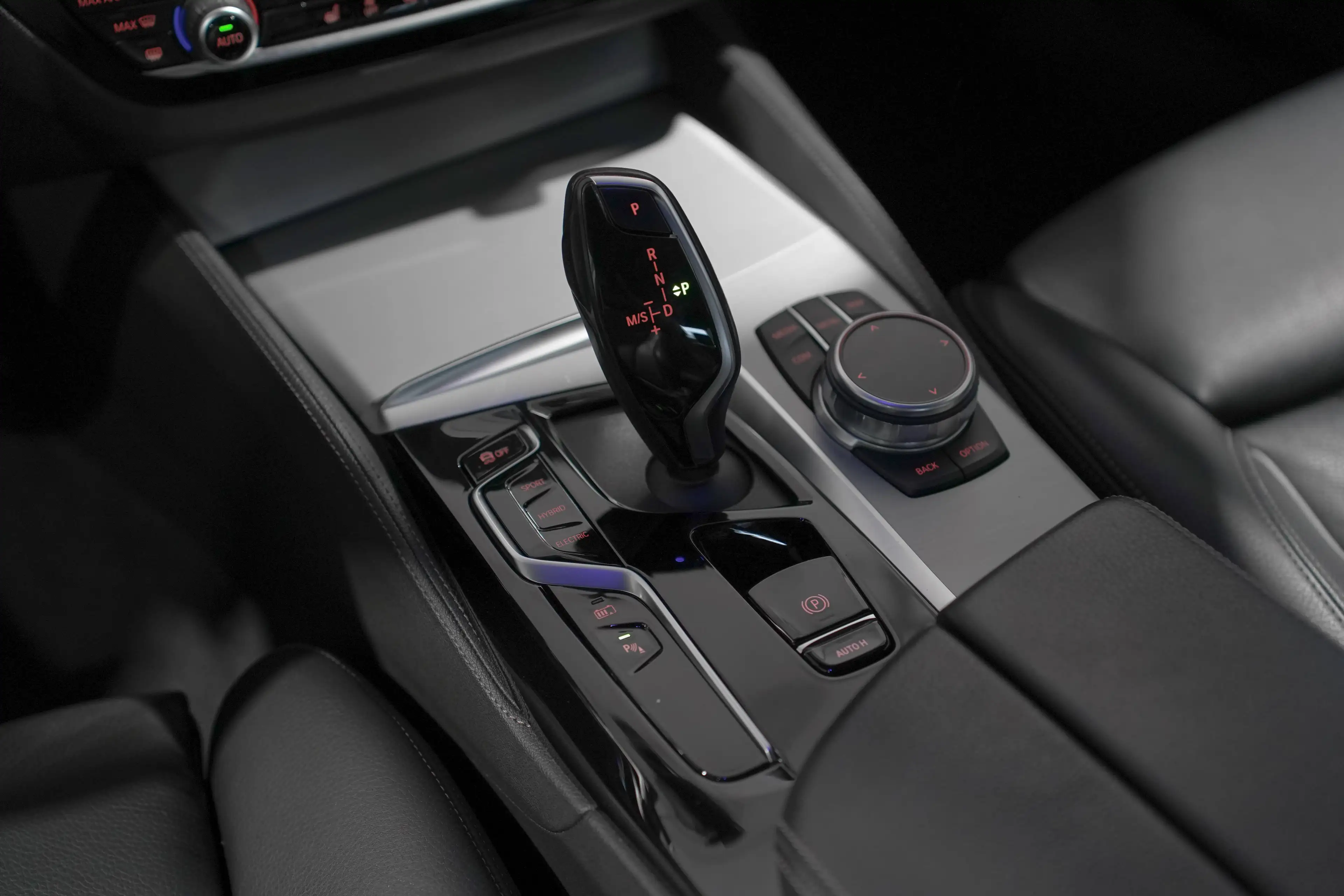BMW 545 e✖ PACK M 50 YEARS EDITION | APPLE CARPLAY | HARMAN KARDON | M5 WHEELS | CUIR | TVA ✔ — photo 11