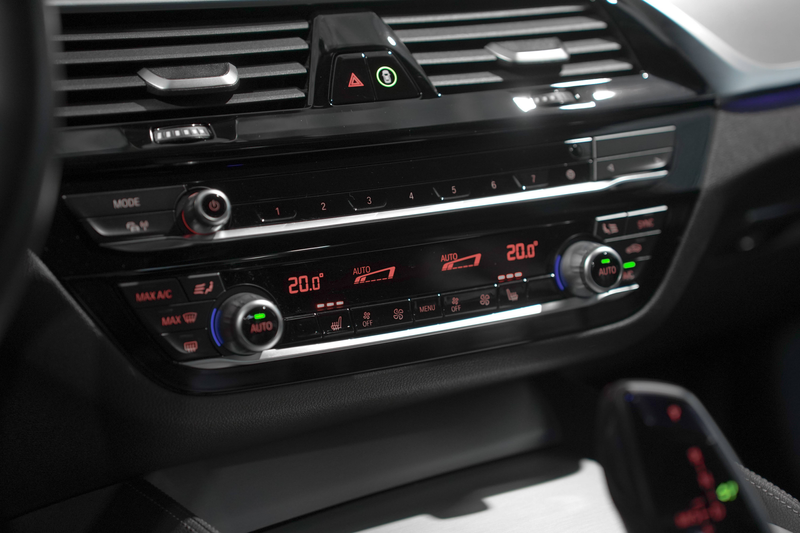 BMW 545 e✖ PACK M 50 YEARS EDITION | APPLE CARPLAY | HARMAN KARDON | M5 WHEELS | CUIR | TVA ✔ — photo 9