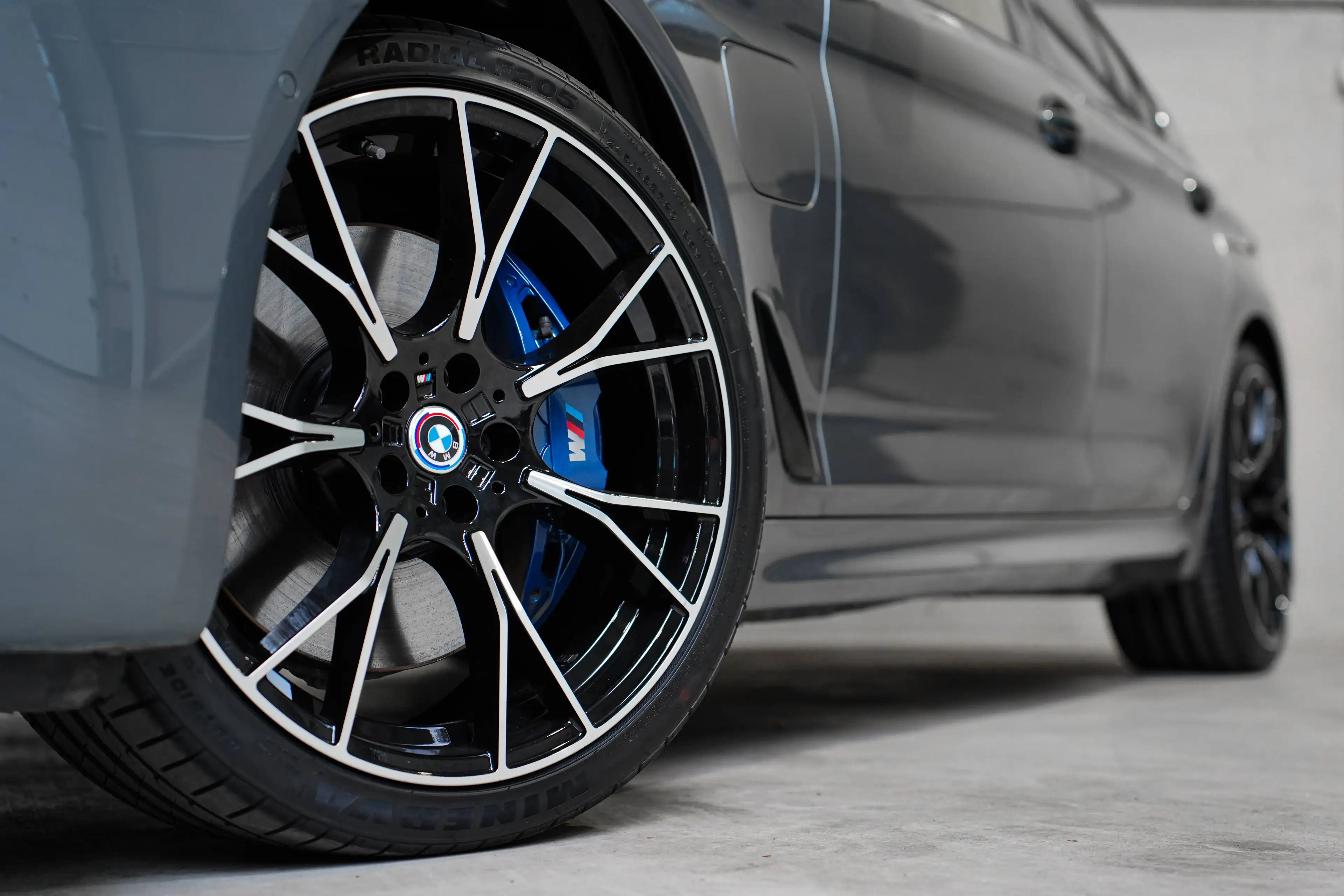 BMW 545 e✖ PACK M 50 YEARS EDITION | APPLE CARPLAY | HARMAN KARDON | M5 WHEELS | CUIR | TVA ✔ — photo 12