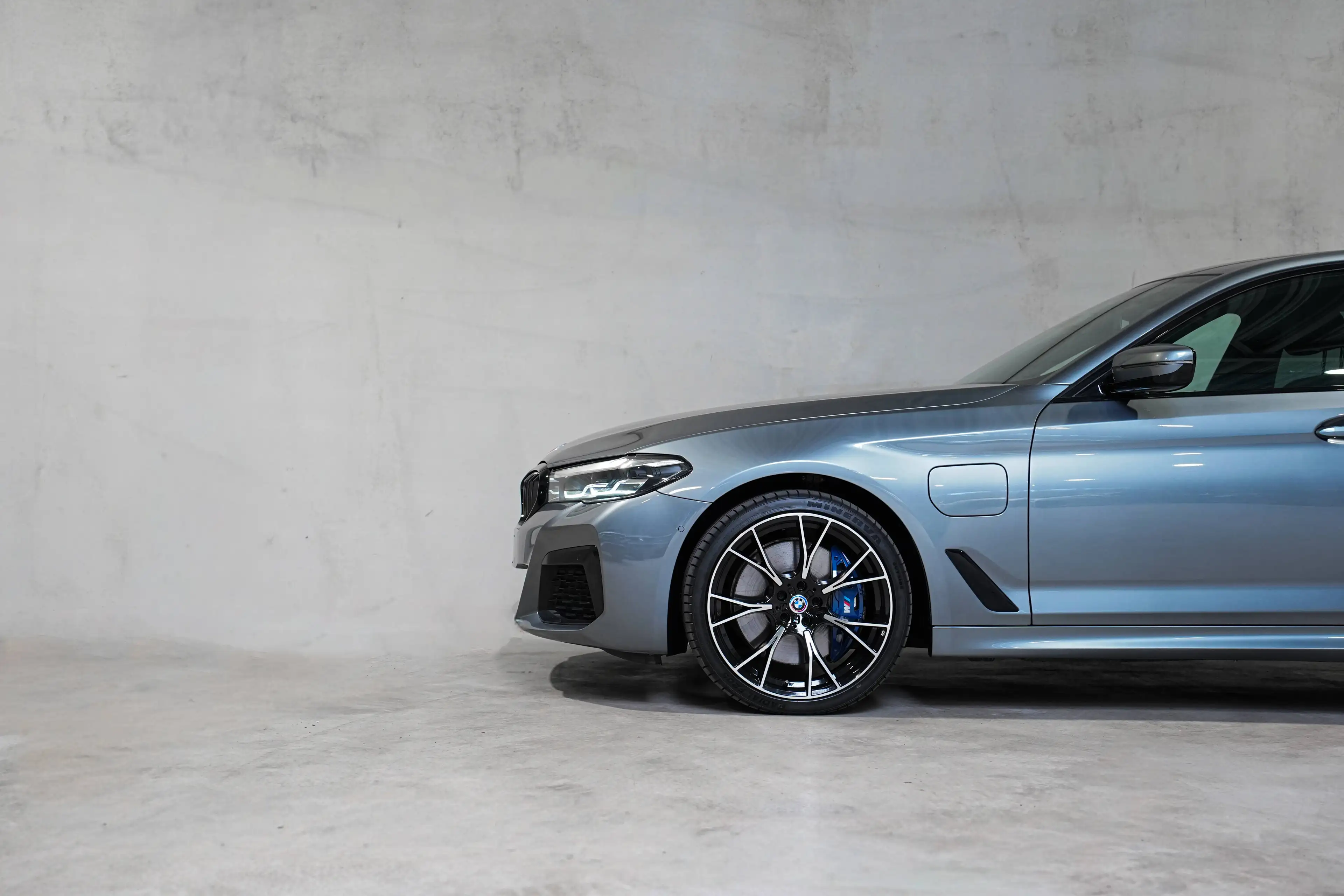 BMW 545 e✖ PACK M 50 YEARS EDITION | APPLE CARPLAY | HARMAN KARDON | M5 WHEELS | CUIR | TVA ✔ — photo 14
