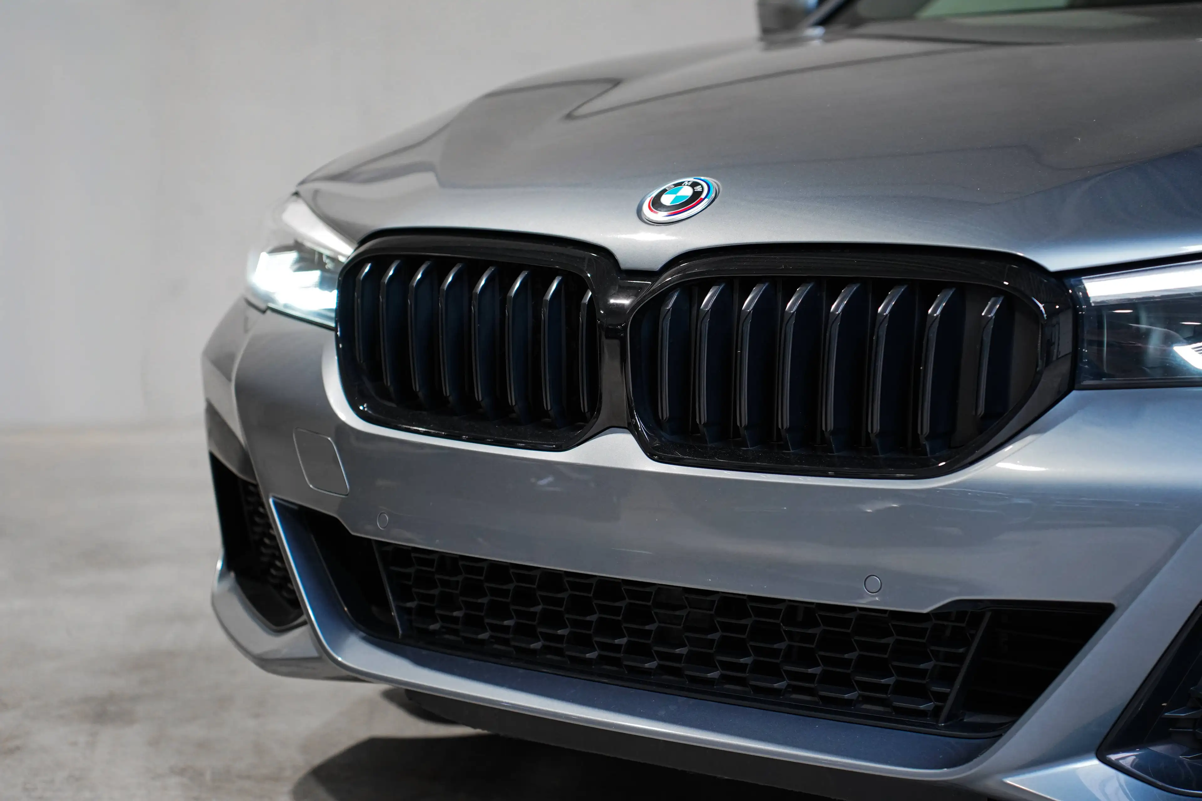 BMW 545 e✖ PACK M 50 YEARS EDITION | APPLE CARPLAY | HARMAN KARDON | M5 WHEELS | CUIR | TVA ✔ — photo 10