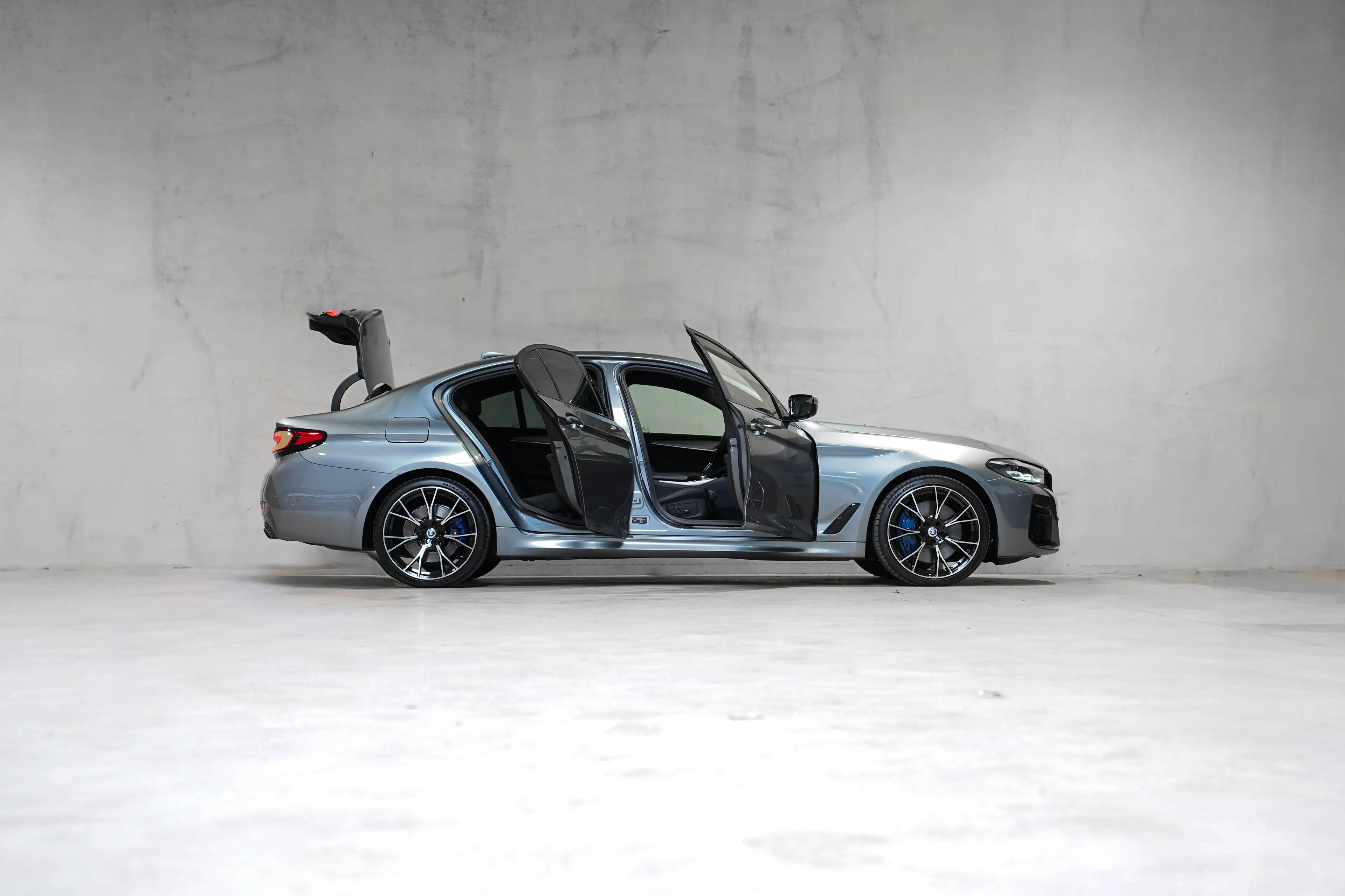 BMW 545 e✖ PACK M 50 YEARS EDITION | APPLE CARPLAY | HARMAN KARDON | M5 WHEELS | CUIR | TVA ✔ — photo 6