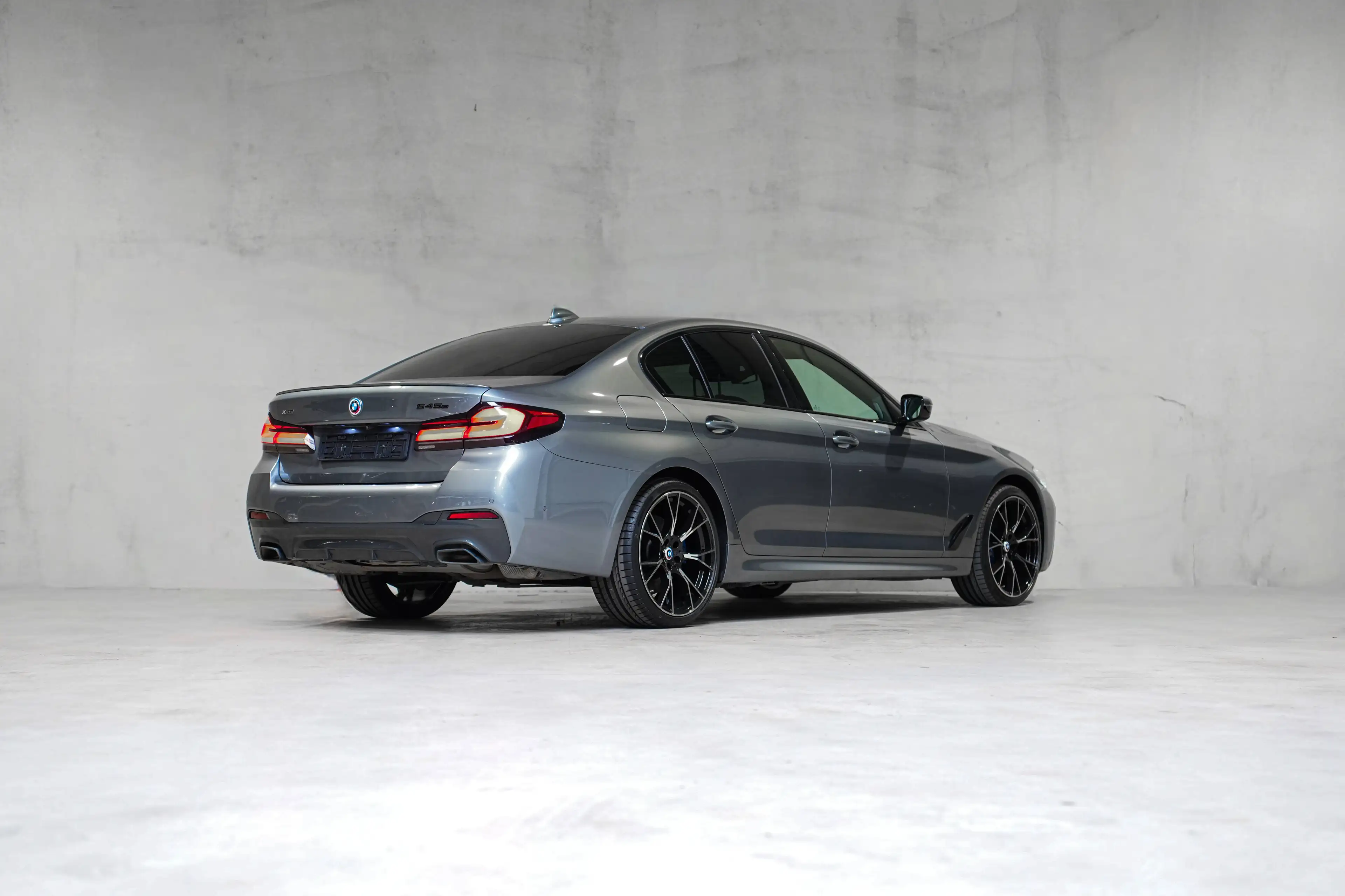 BMW 545 e✖ PACK M 50 YEARS EDITION | APPLE CARPLAY | HARMAN KARDON | M5 WHEELS | CUIR | TVA ✔ — photo 4
