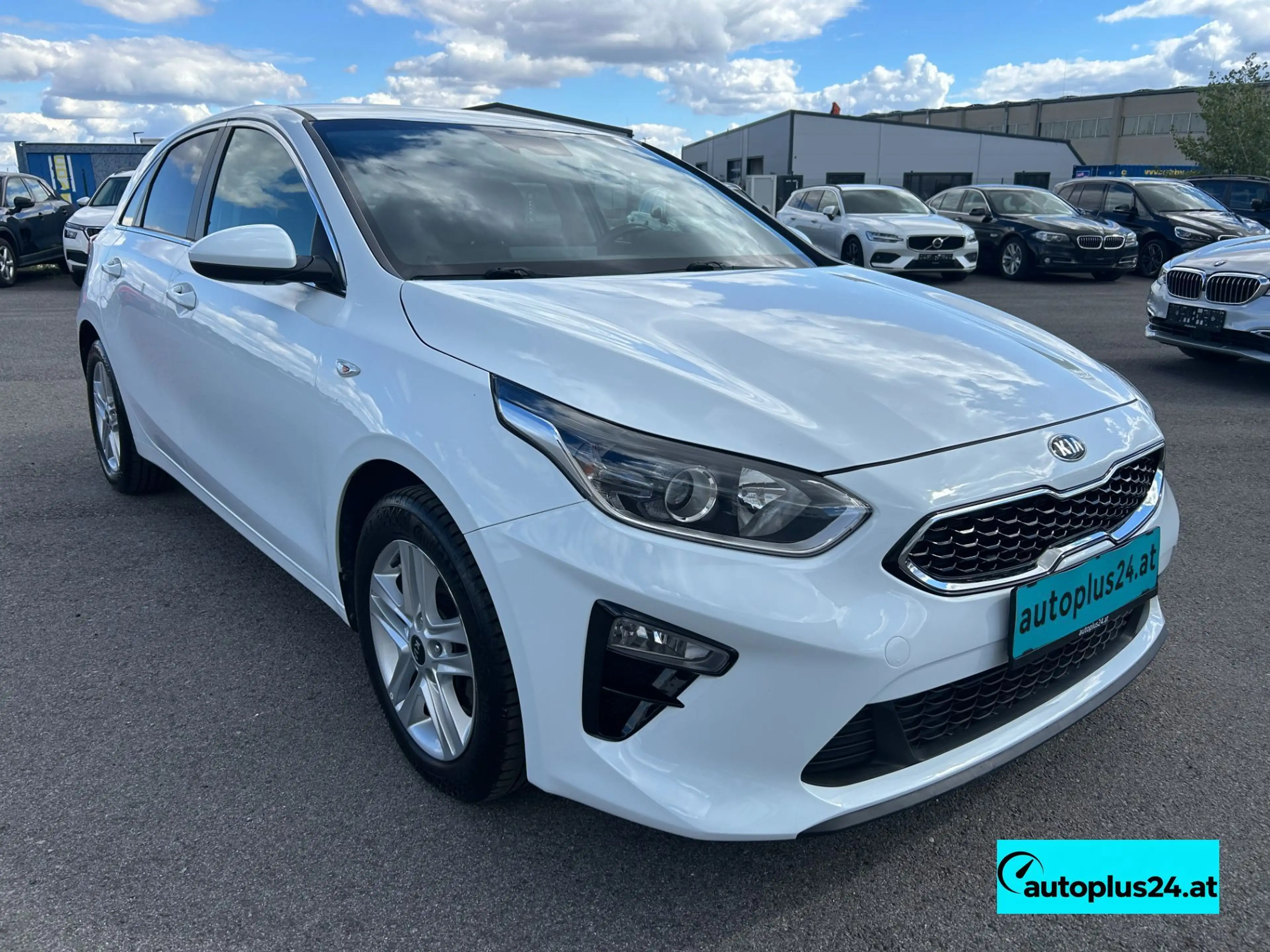 Kia Ceed / cee'd 1,6 CRDi 48V Silber DCT — photo 3
