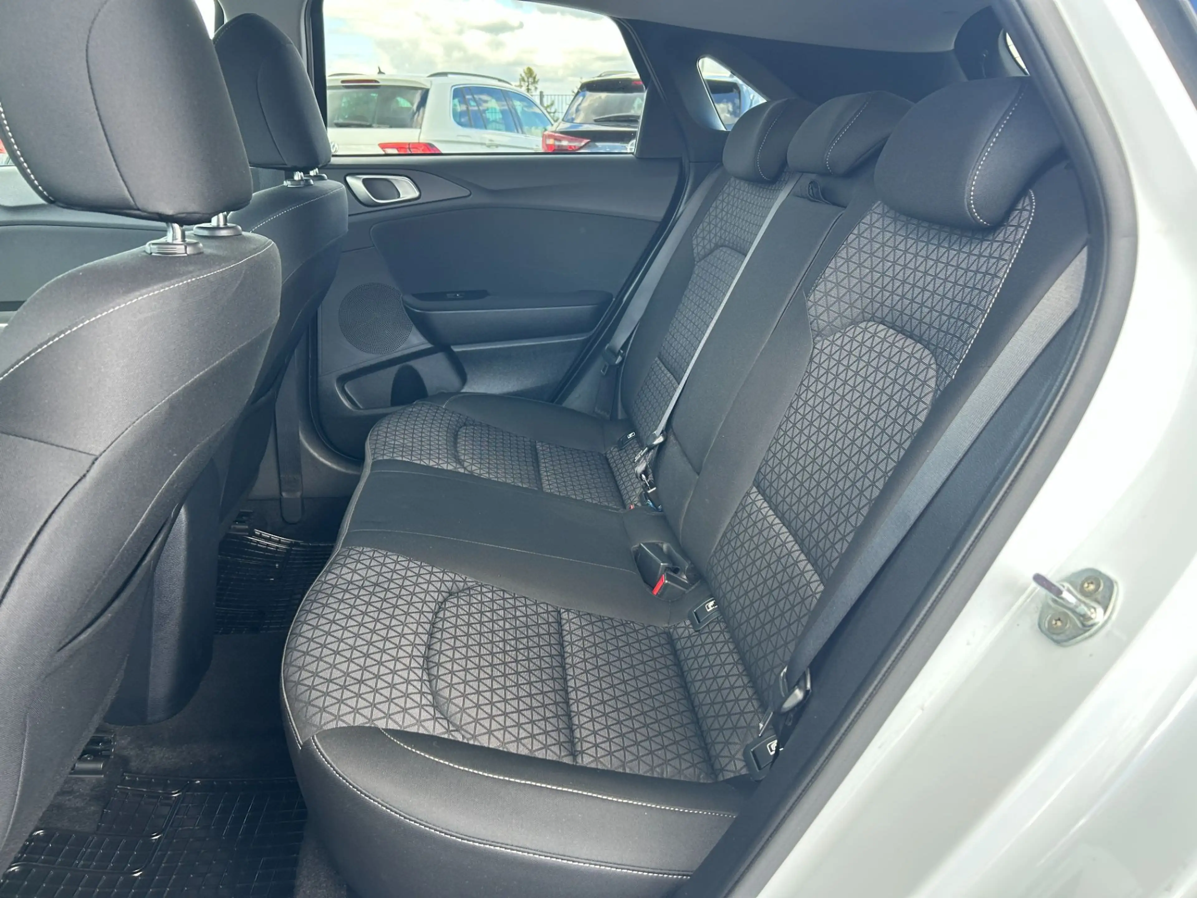 Kia Ceed / cee'd 1,6 CRDi 48V Silber DCT — photo 10