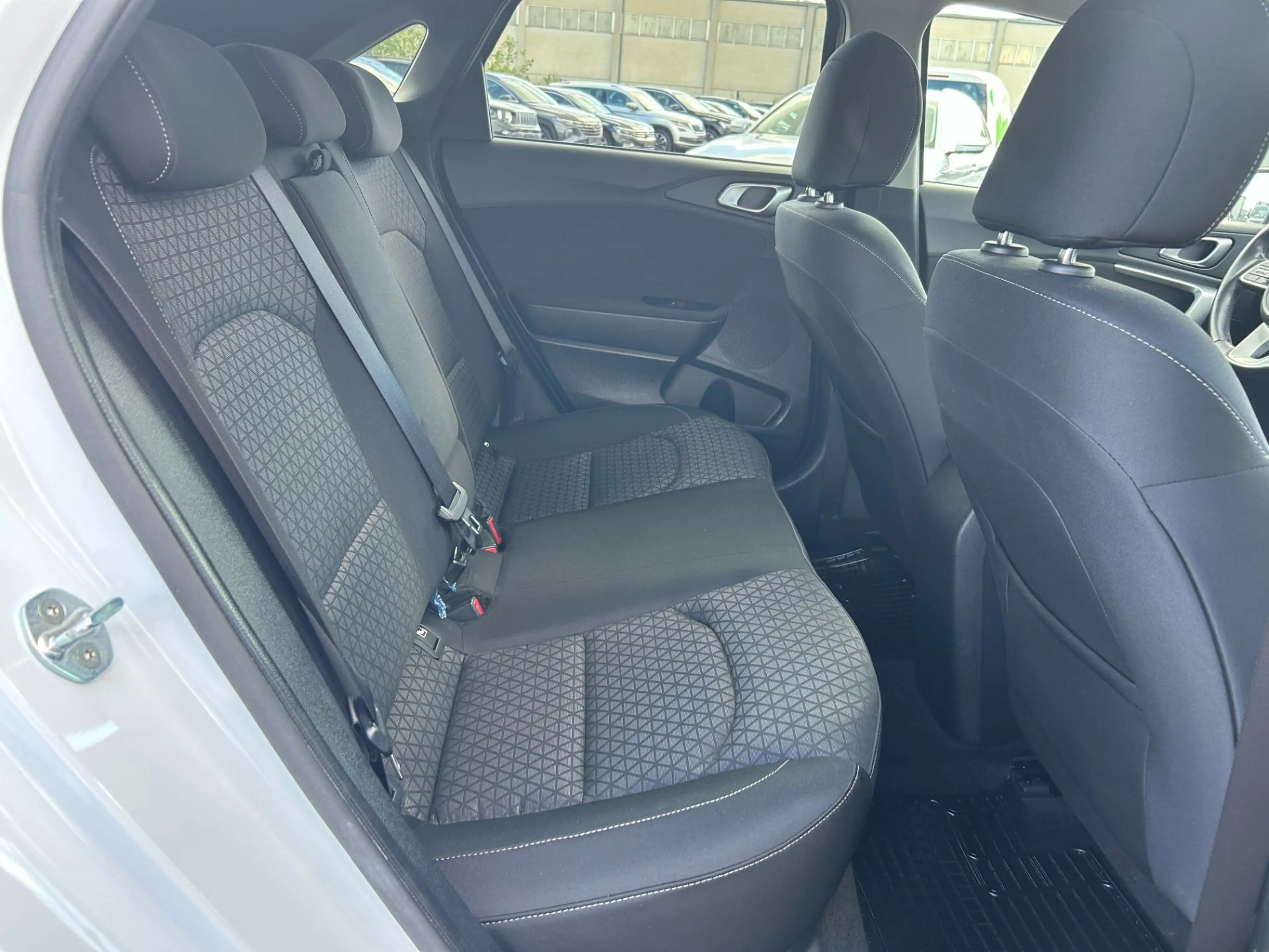 Kia Ceed / cee'd 1,6 CRDi 48V Silber DCT — photo 11