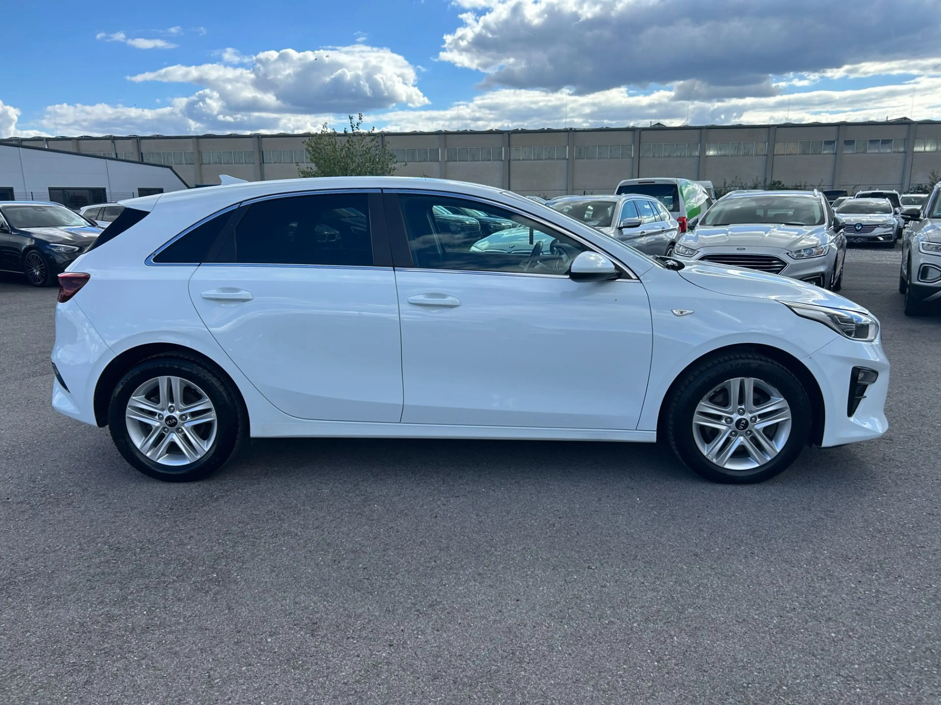 Kia Ceed / cee'd 1,6 CRDi 48V Silber DCT — photo 7