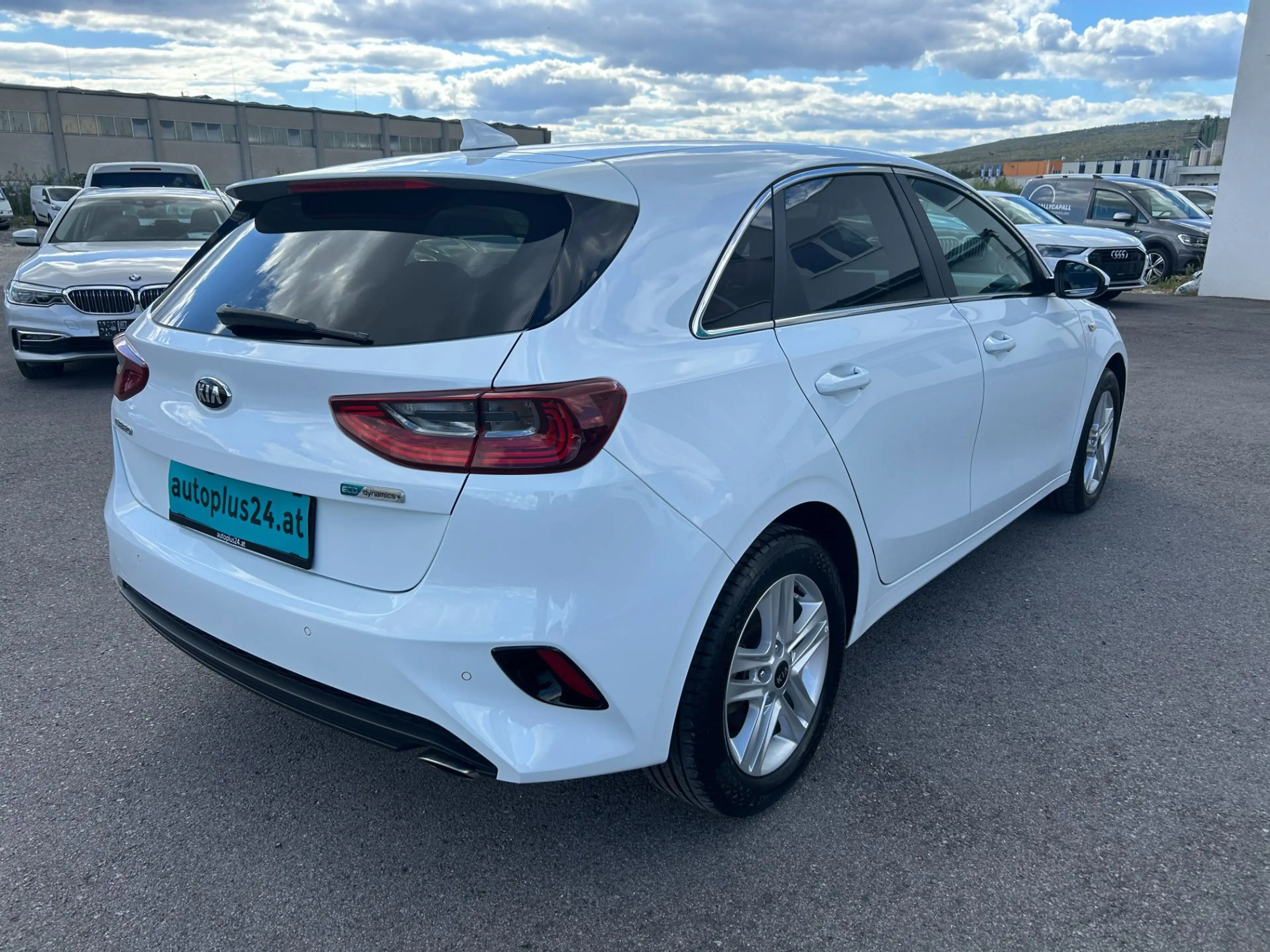 Kia Ceed / cee'd 1,6 CRDi 48V Silber DCT — photo 4
