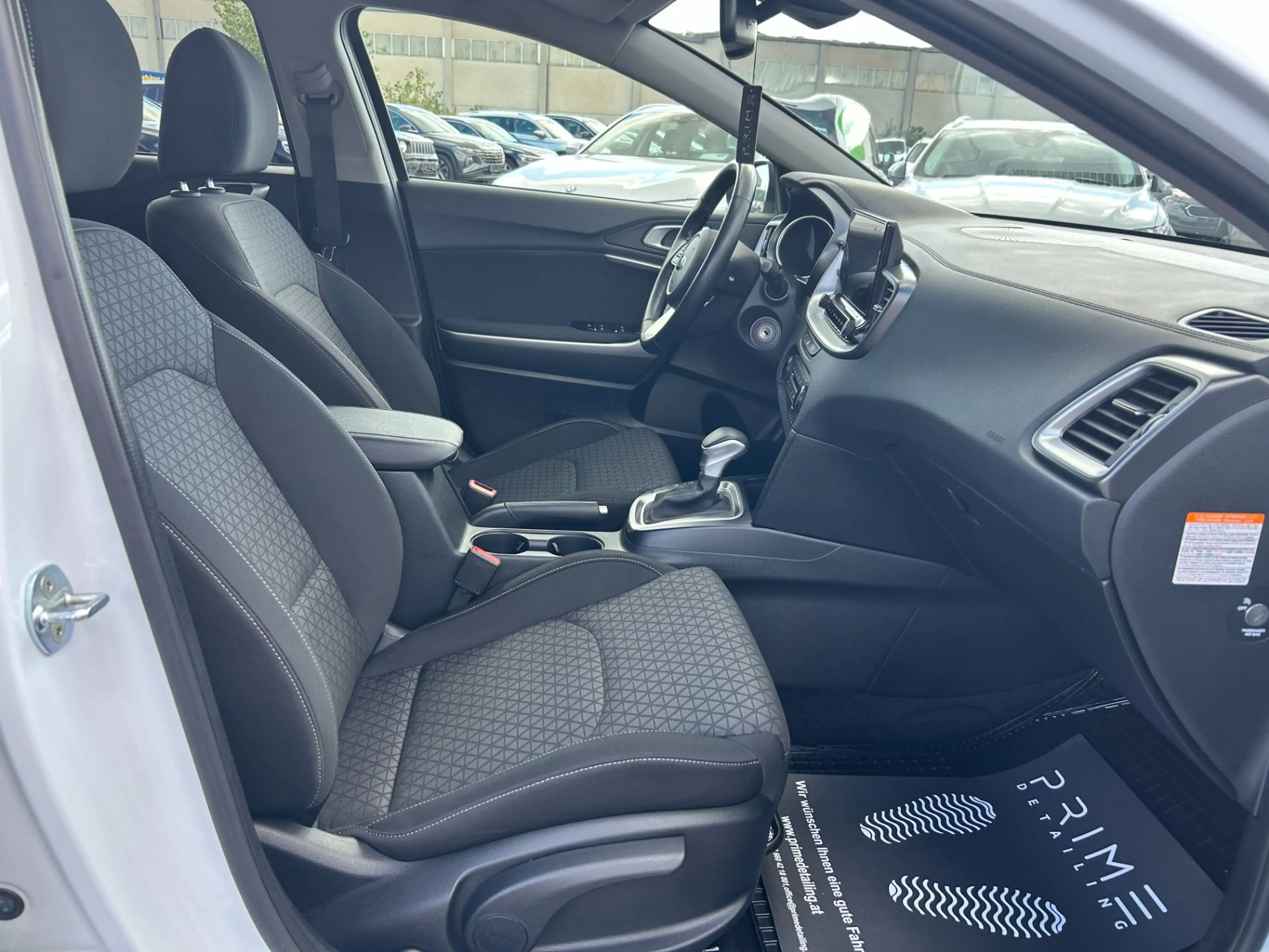 Kia Ceed / cee'd 1,6 CRDi 48V Silber DCT — photo 12