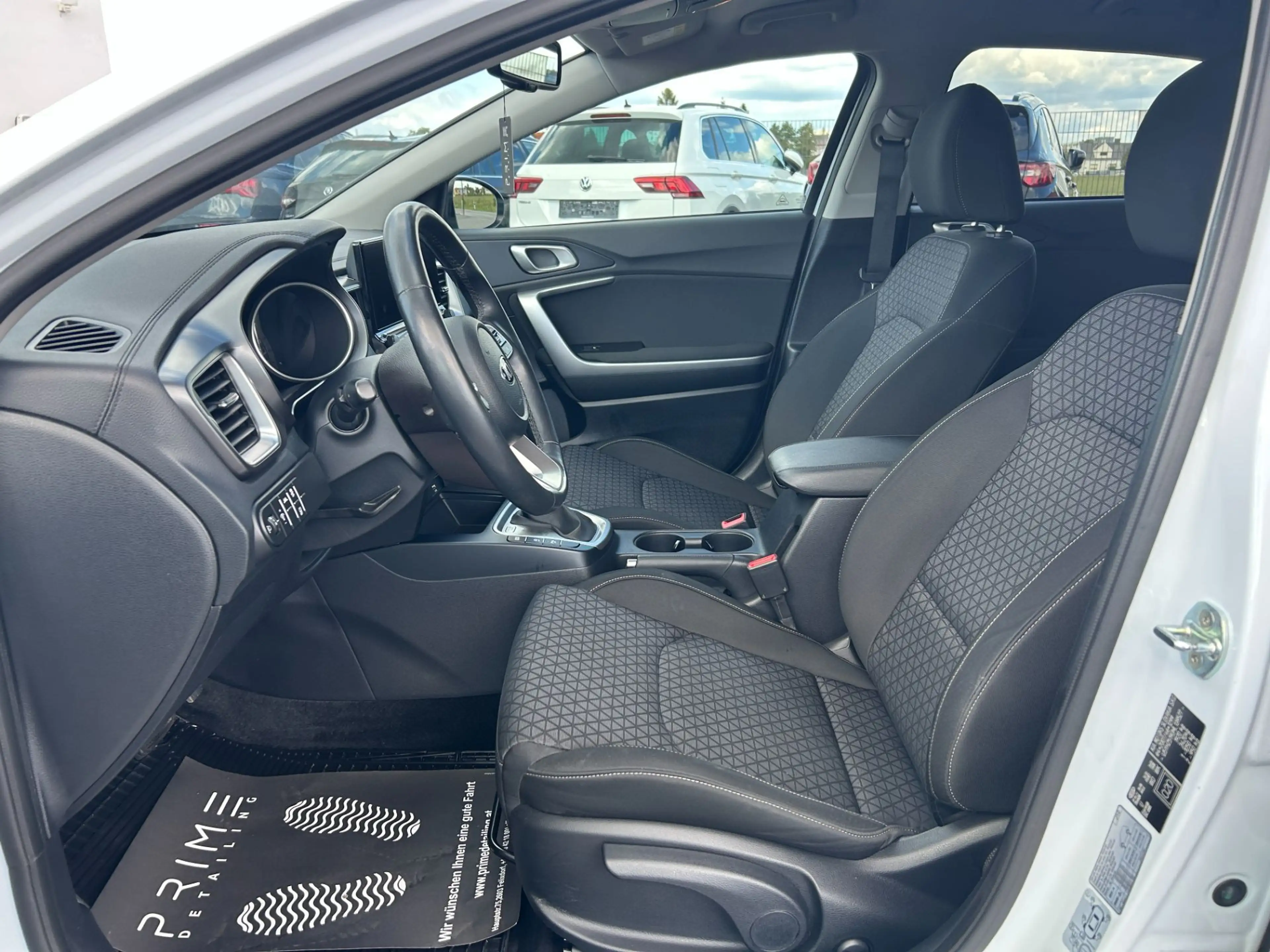 Kia Ceed / cee'd 1,6 CRDi 48V Silber DCT — photo 9
