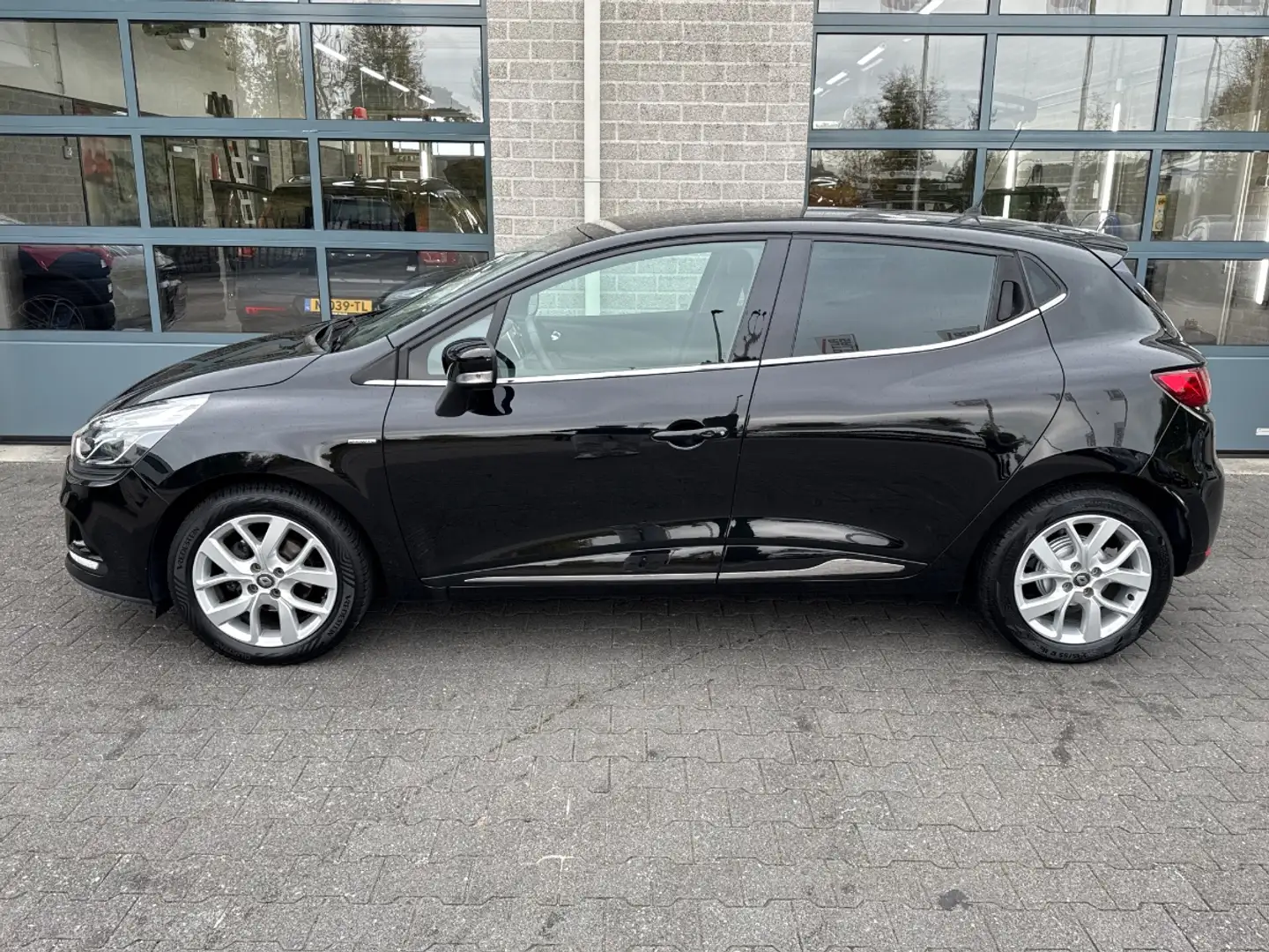 Renault Clio 0.9 TCe Limited| AIRCO | DEALER ONDERHOUDEN | Zwart - 2