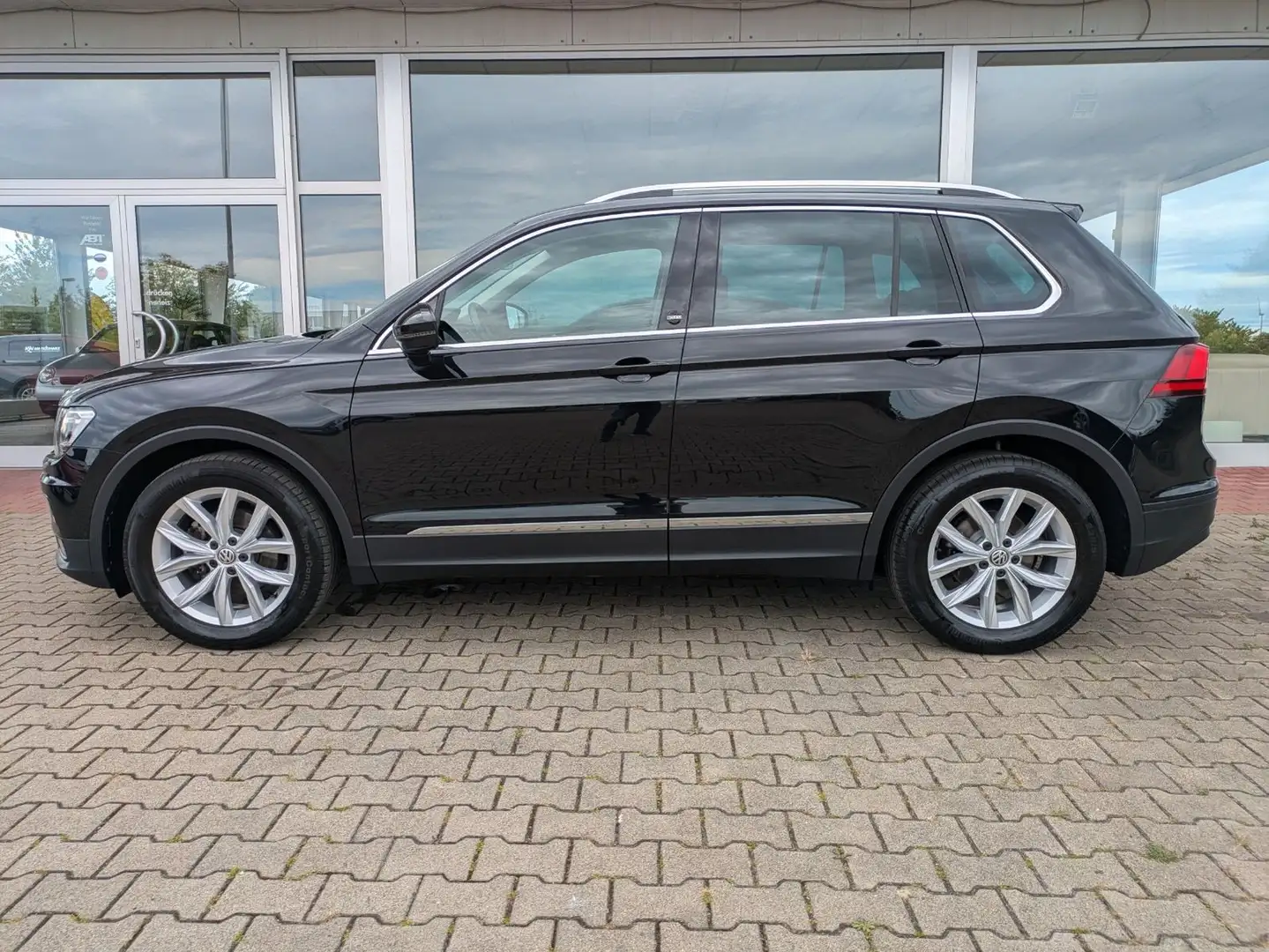 Volkswagen Tiguan Sound  Navi LED SHZ PDC  ACC Schwarz - 2