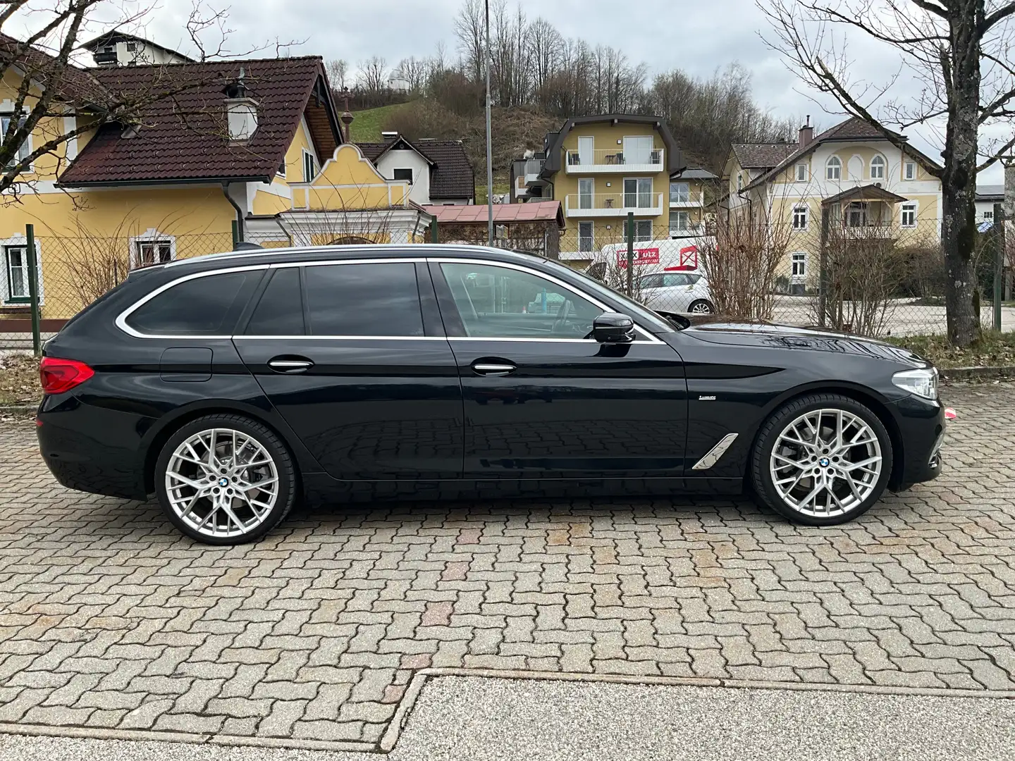 BMW 520 Luxury Line Schwarz - 1