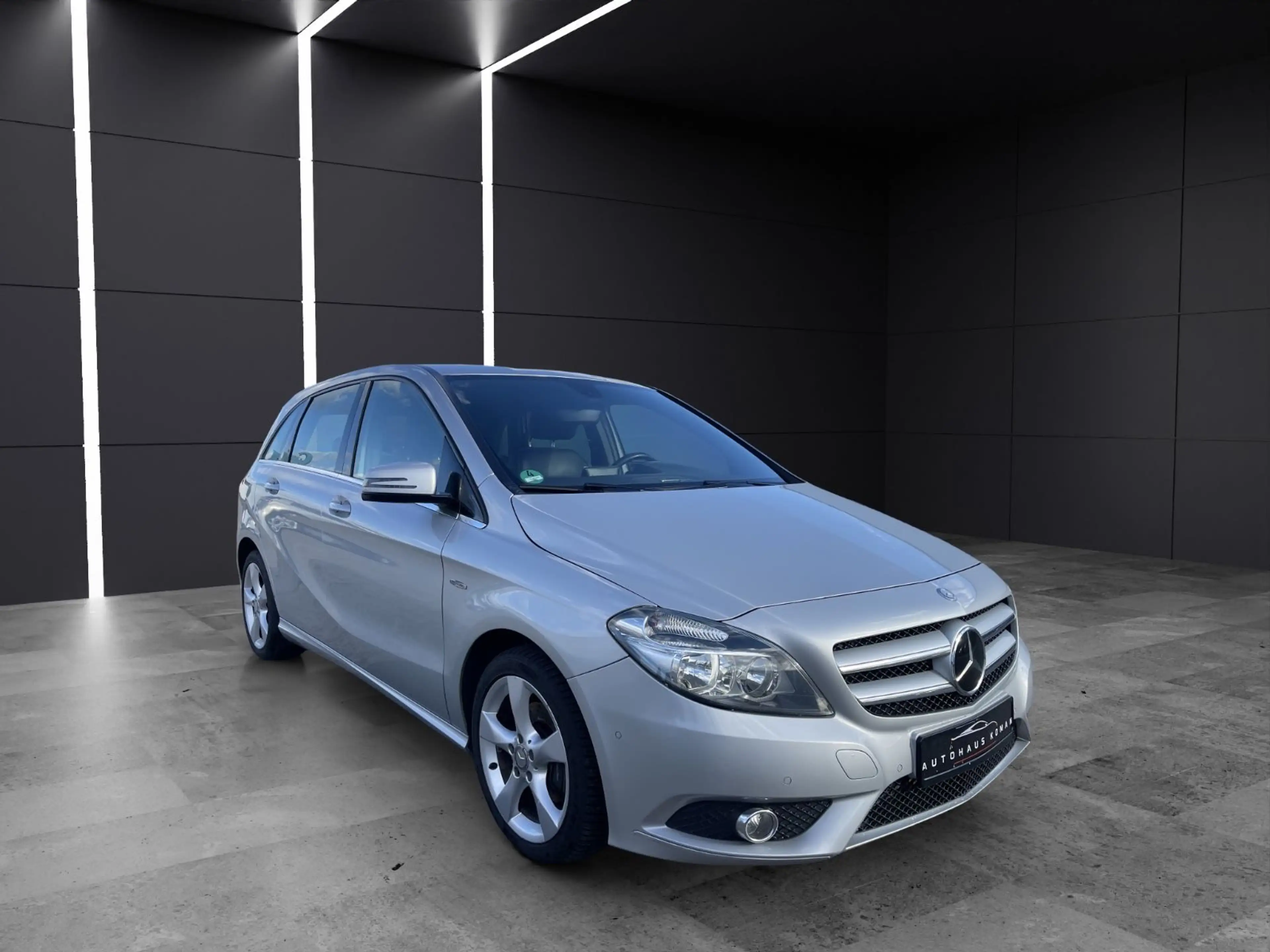 Mercedes-Benz B 200 B200*AUTOM.*PDC*NAVI*S.HEFT*TEMPOMAT*T-LEDER — photo 2