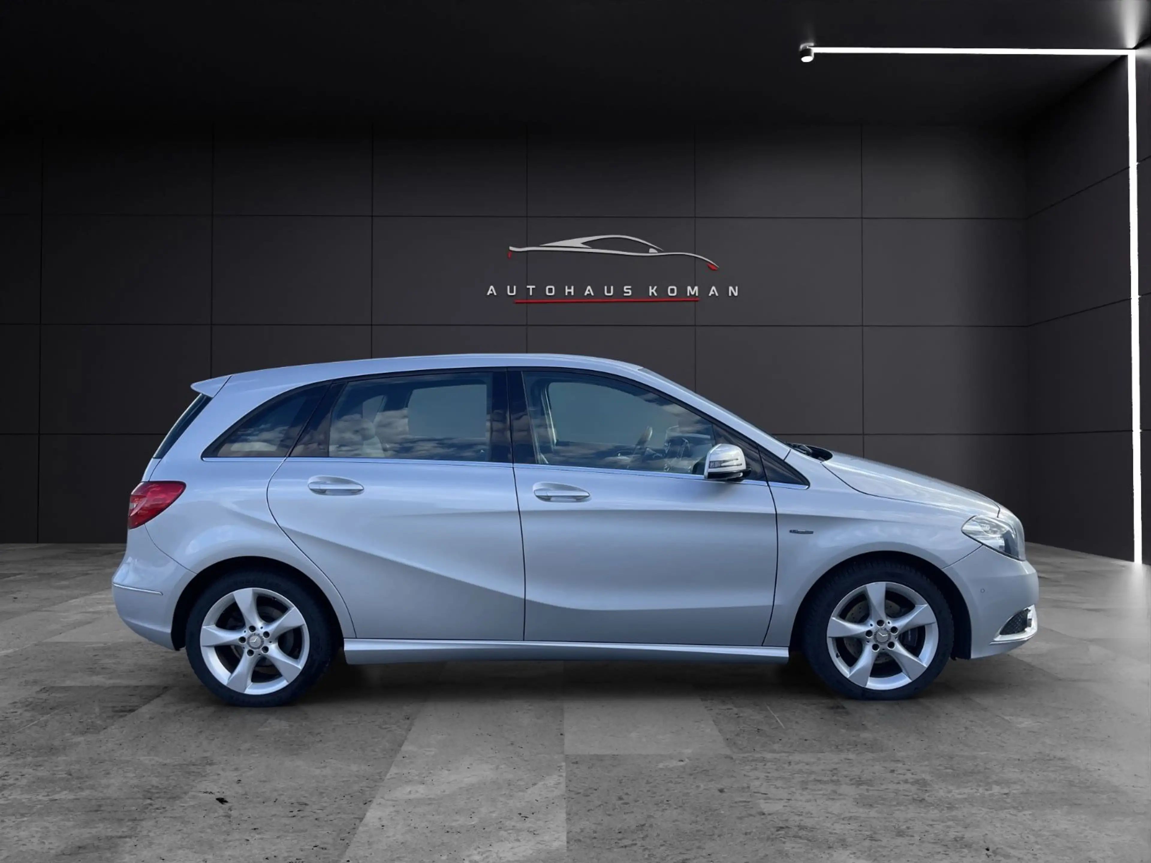 Mercedes-Benz B 200 B200*AUTOM.*PDC*NAVI*S.HEFT*TEMPOMAT*T-LEDER — photo 5