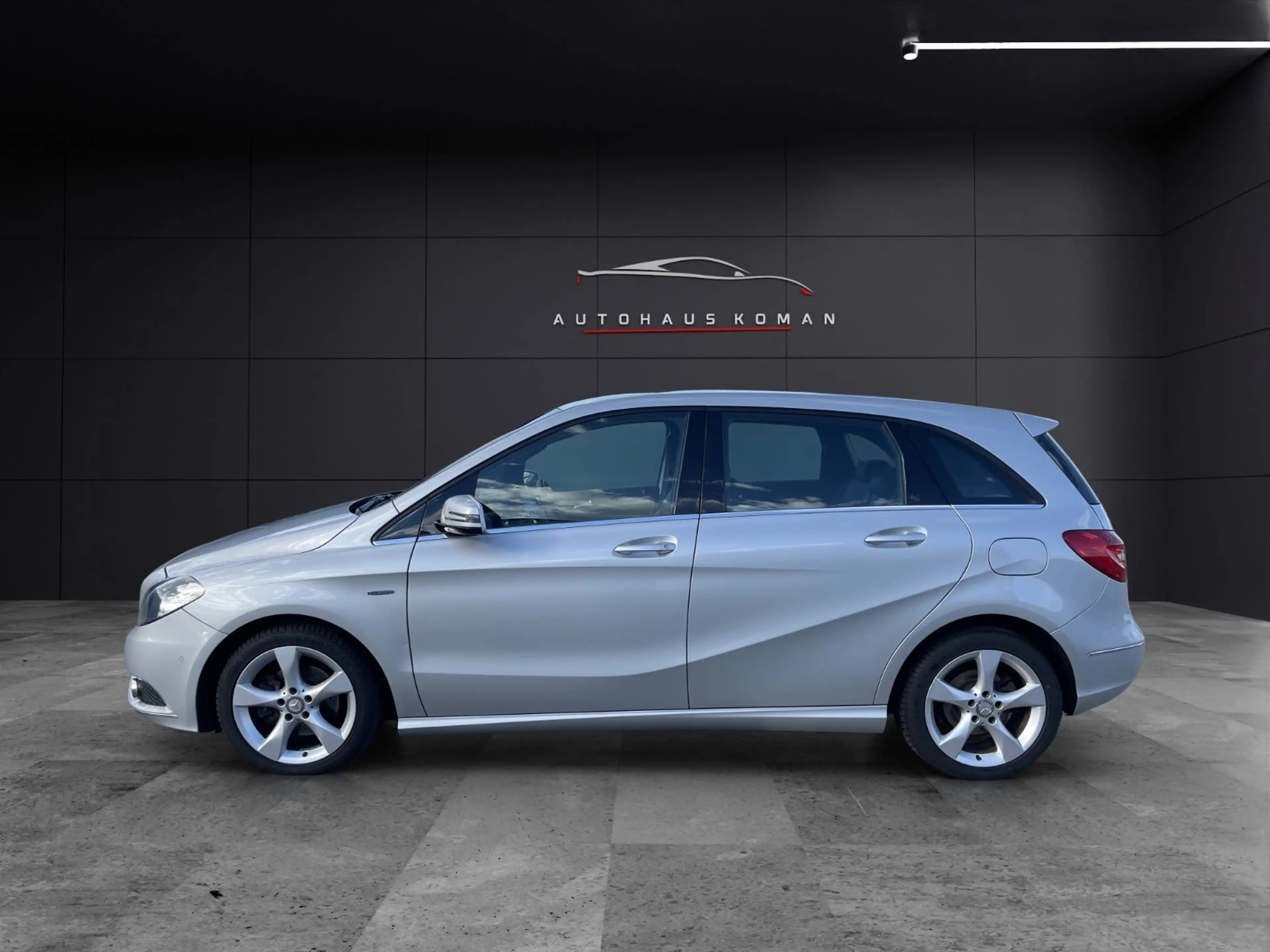 Mercedes-Benz B 200 B200*AUTOM.*PDC*NAVI*S.HEFT*TEMPOMAT*T-LEDER — photo 4