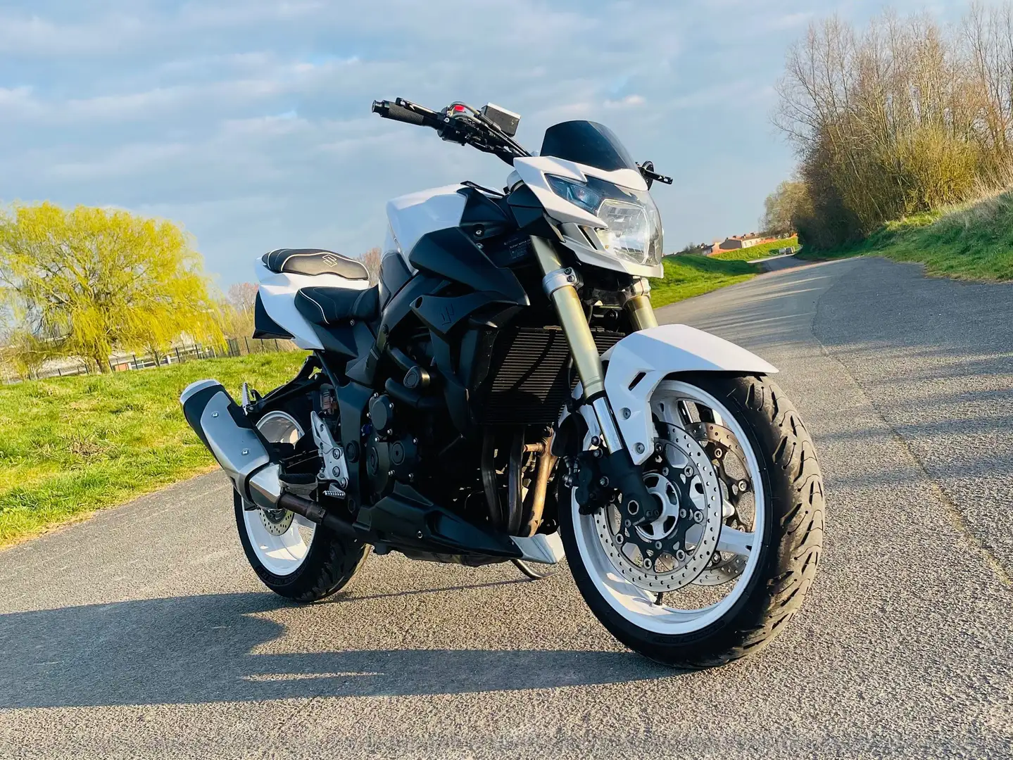 Suzuki GSR 750 Bianco - 1