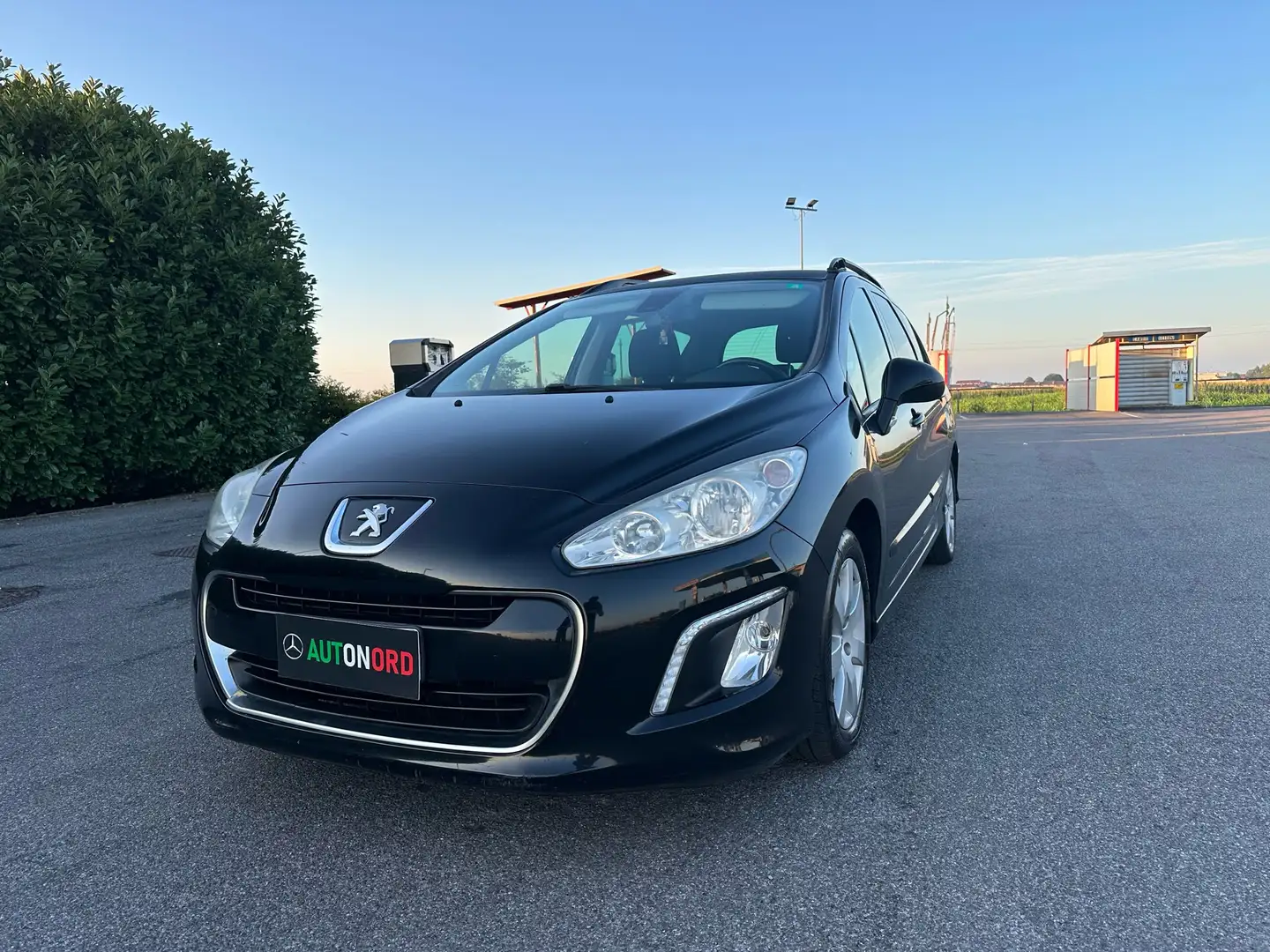 Peugeot 308 SW 1.6 hdi 16v Business 110cv 6m fap Euro5 Noir - 1