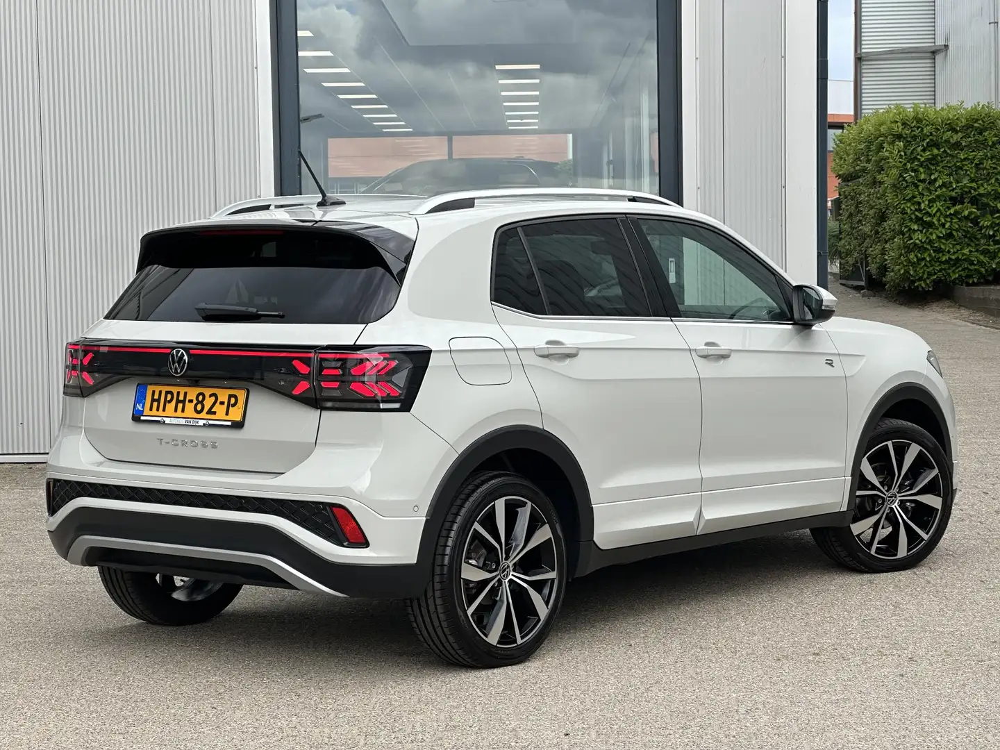 Volkswagen T-Cross 1.5 TSI R-Line Business | Carplay/Navi/18"/Camera/ Grijs - 2