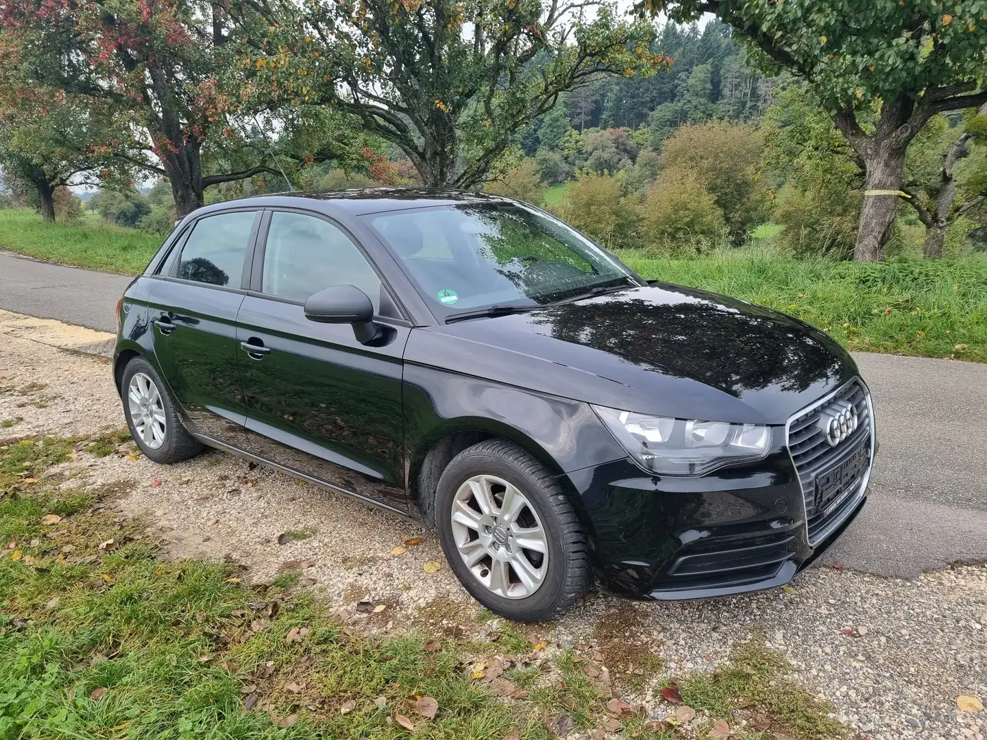 Audi A1 Attraction Automatik TDI 1.6 Schwarz - 1
