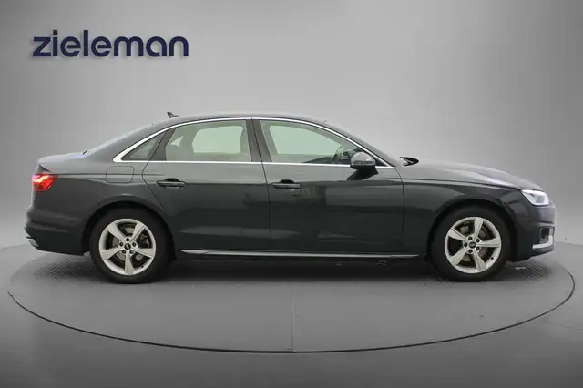 Audi A4 view 16