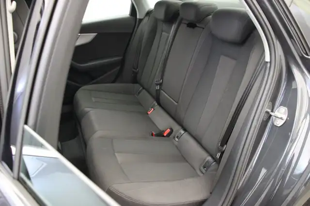 Audi A4 view 11