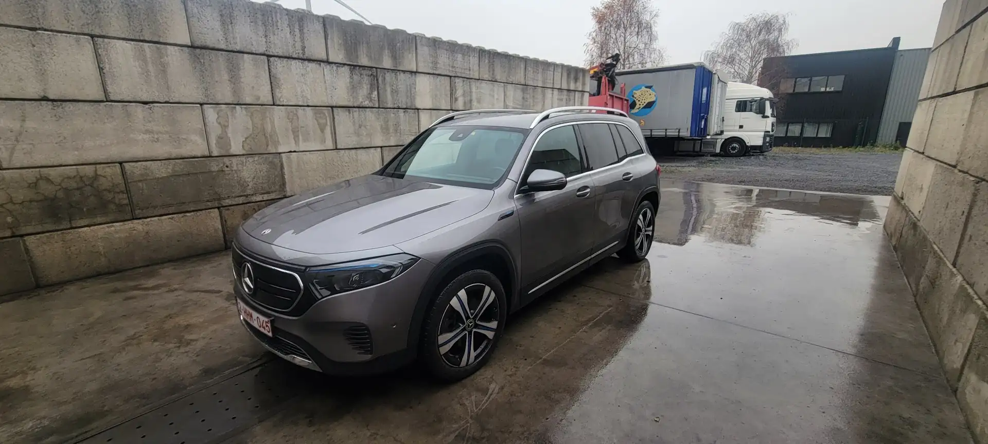 Mercedes-Benz EQB 300 - 1